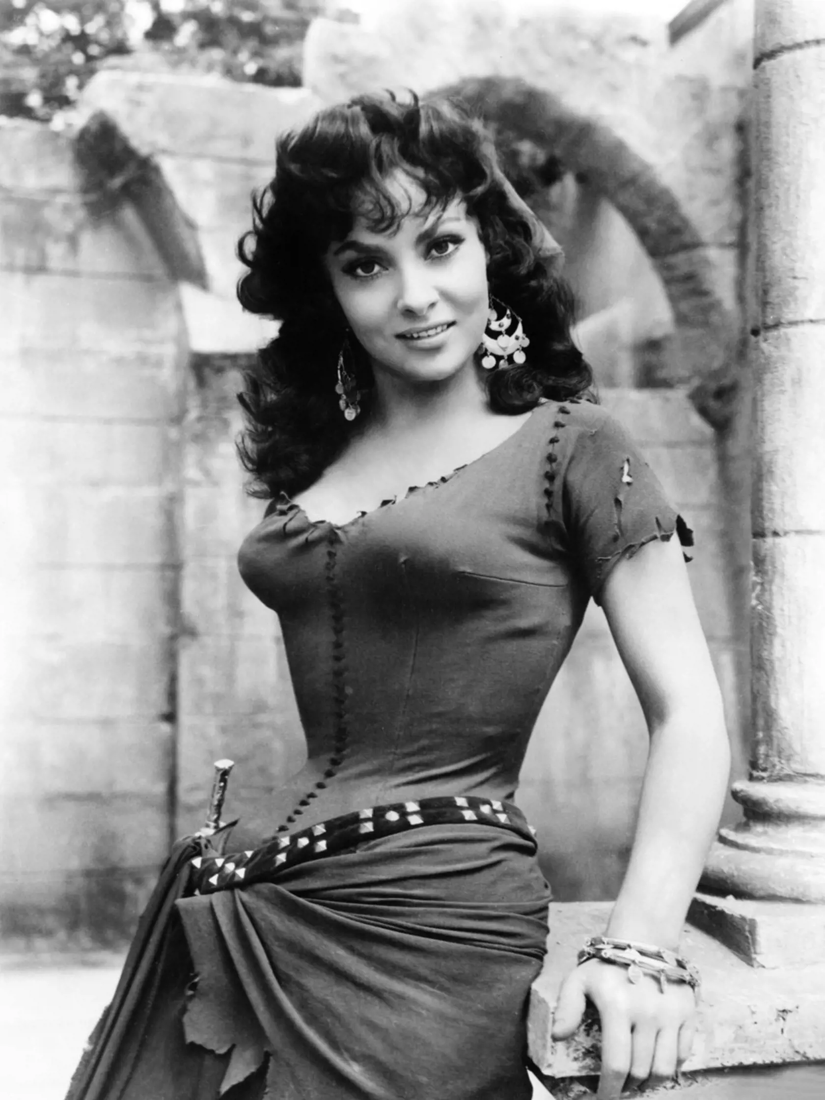 Gina Lollobrigida je talianska herečka a fotografka. Vyhrala niekoľko súťaží krásy a v 50. a 60. rokoch bola považovaná za sexsymbol. Koncom 70. rokov, keď filmové ponuky začali ubúdať, stala sa úspešnou fotoreportérkou. Na foto vo filme Zvonár u Matky Božej (1965).