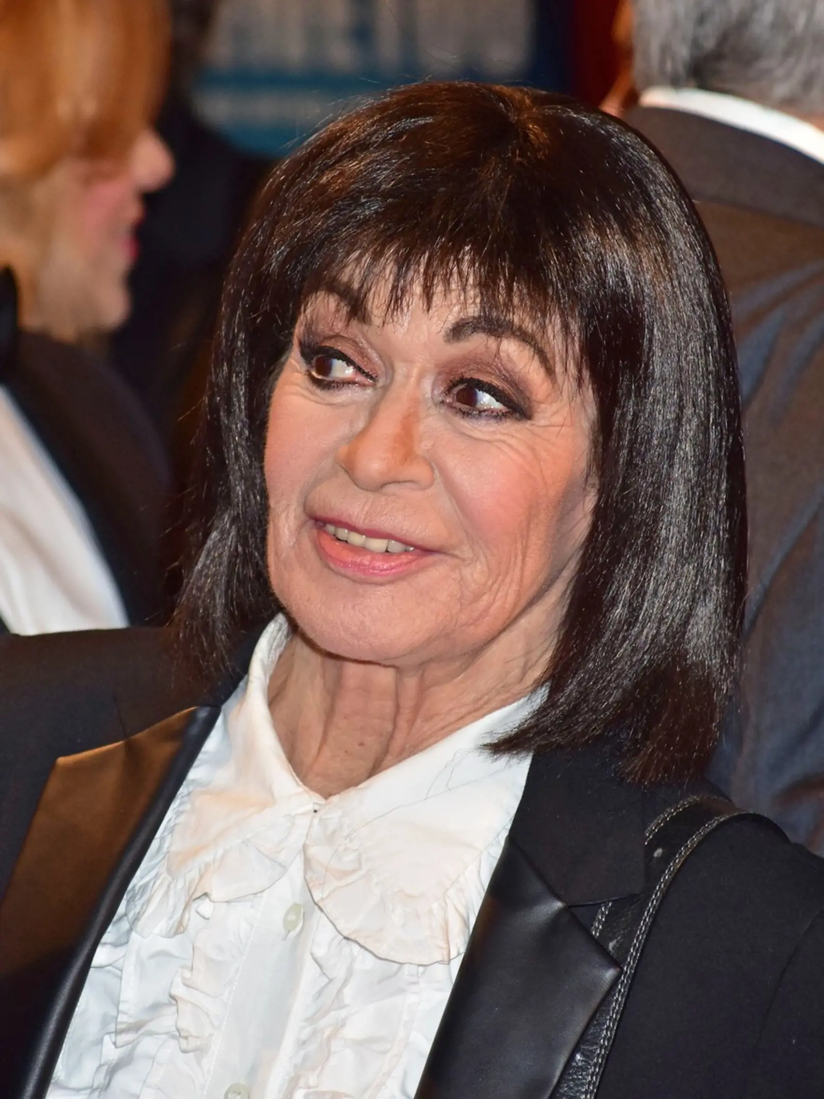 Marie Versini (80) bola od roku 1974 vydatá za scenáristu a režiséra Pierra Vialetta, ktorý bol od nej starší o 22 rokov. Hereckú kariéru ukončila v roku 1984, sa oňho mohla starať. Zomrel v roku 2013.