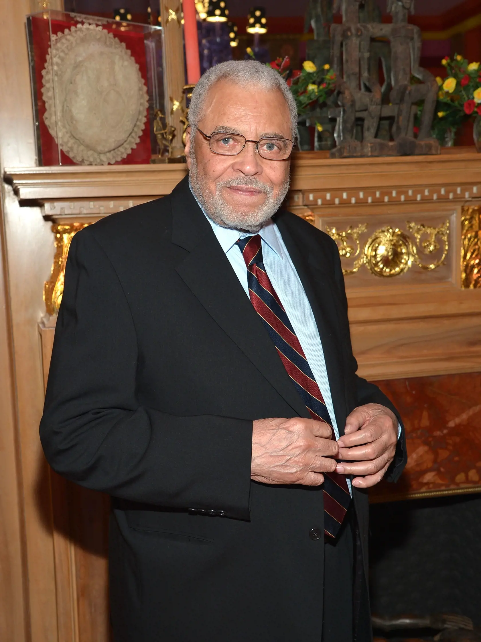 James Earl Jones (89) sa v roku 1968 oženil s herečkou a speváčkou Julienne Marie. Deti spolu nemali, rozviedli sa v roku 1972. V roku 1982 sa jeho druhou manželkou stala herečka Cecilia Hart, s ktorou má syna Flynna. Zomrela v roku 2016 na rakovinu vaječníkov.
