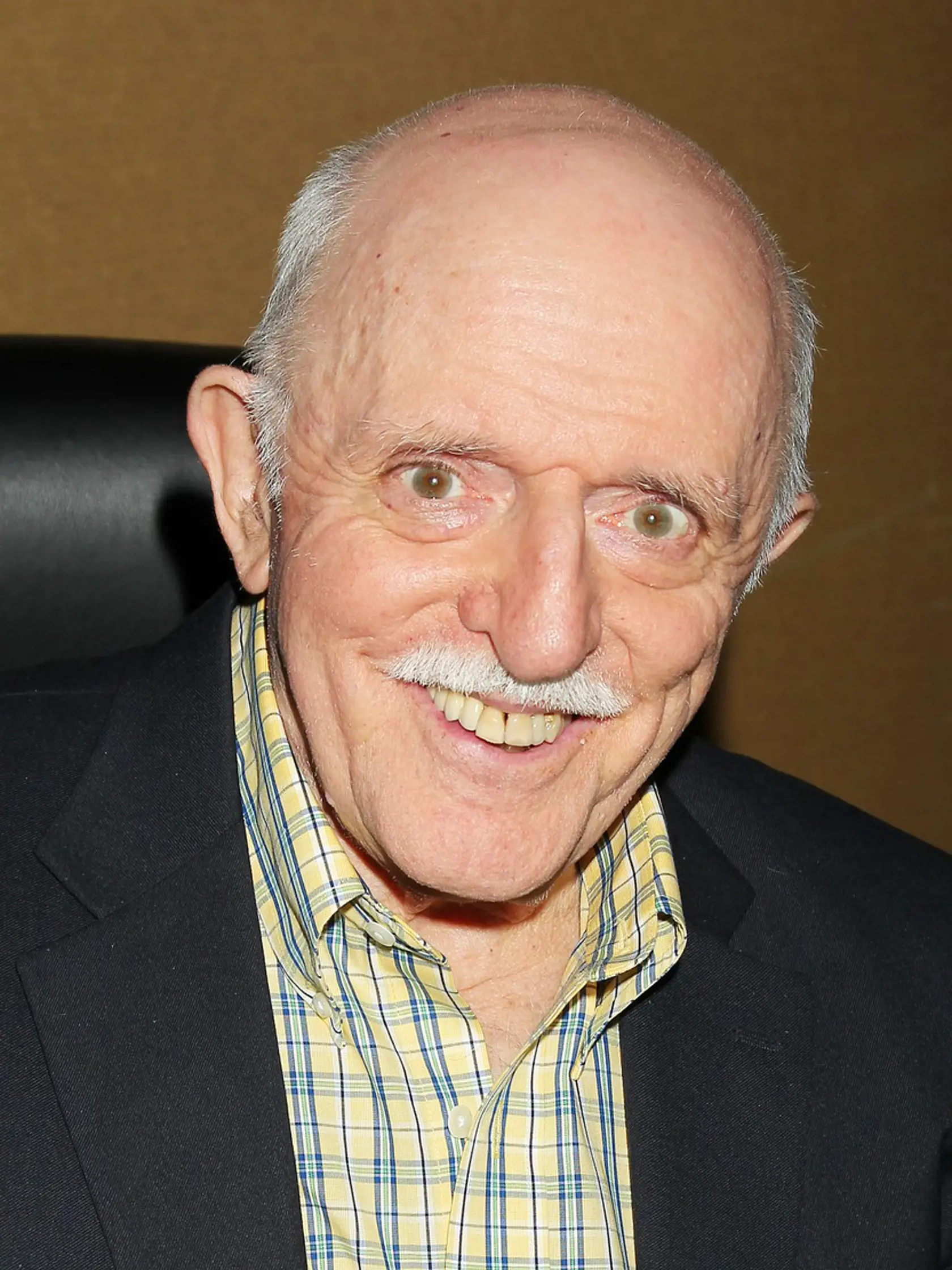 John Astin (90) je tretíkrát ženatý. Z prvého manželstva so Suzanne Hahn (1956-1972) má synov Davida, Allena a Toma. Jeho druhou manželkou bola Patty Duke (1972-1985). Adoptoval jej syna Seana z prvého manželstva a spolu majú syna Mackenzieho. V roku 1989 sa oženil s Valerie Ann Sandobal. Foto z roku 2010.