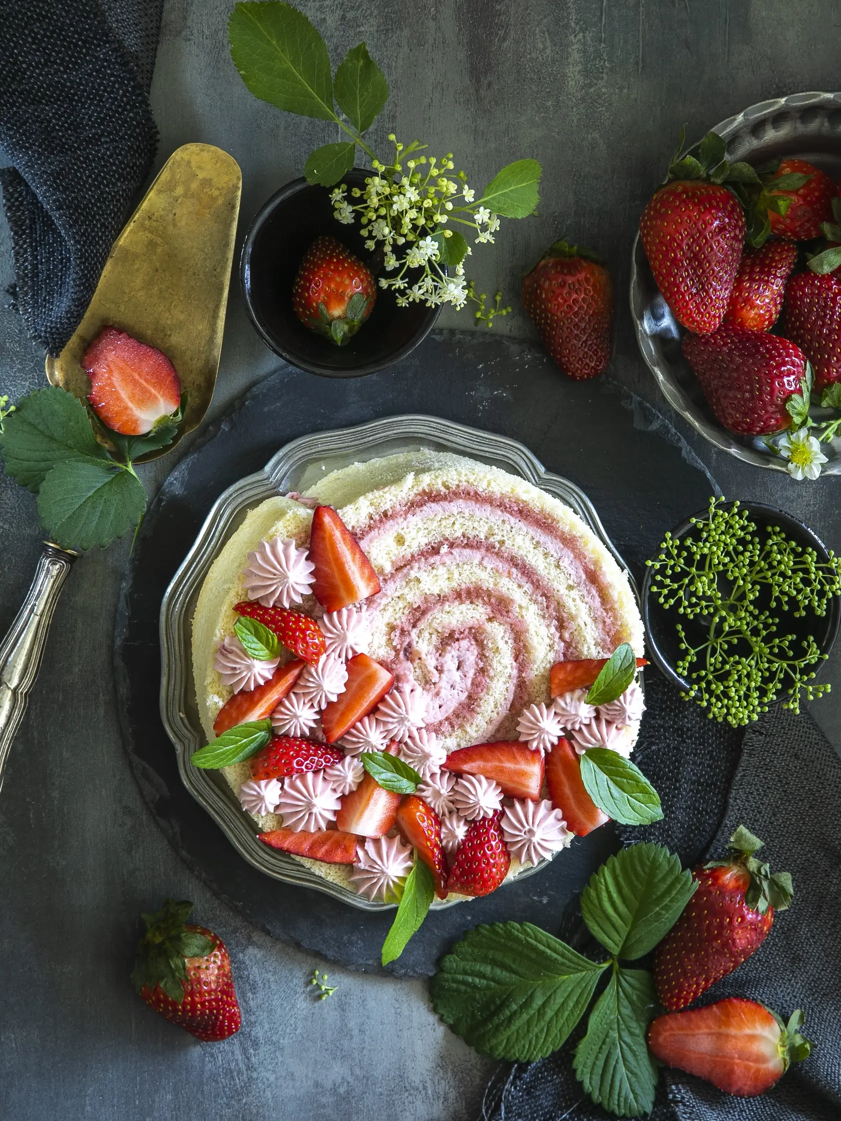 jahodová rolovaná torta