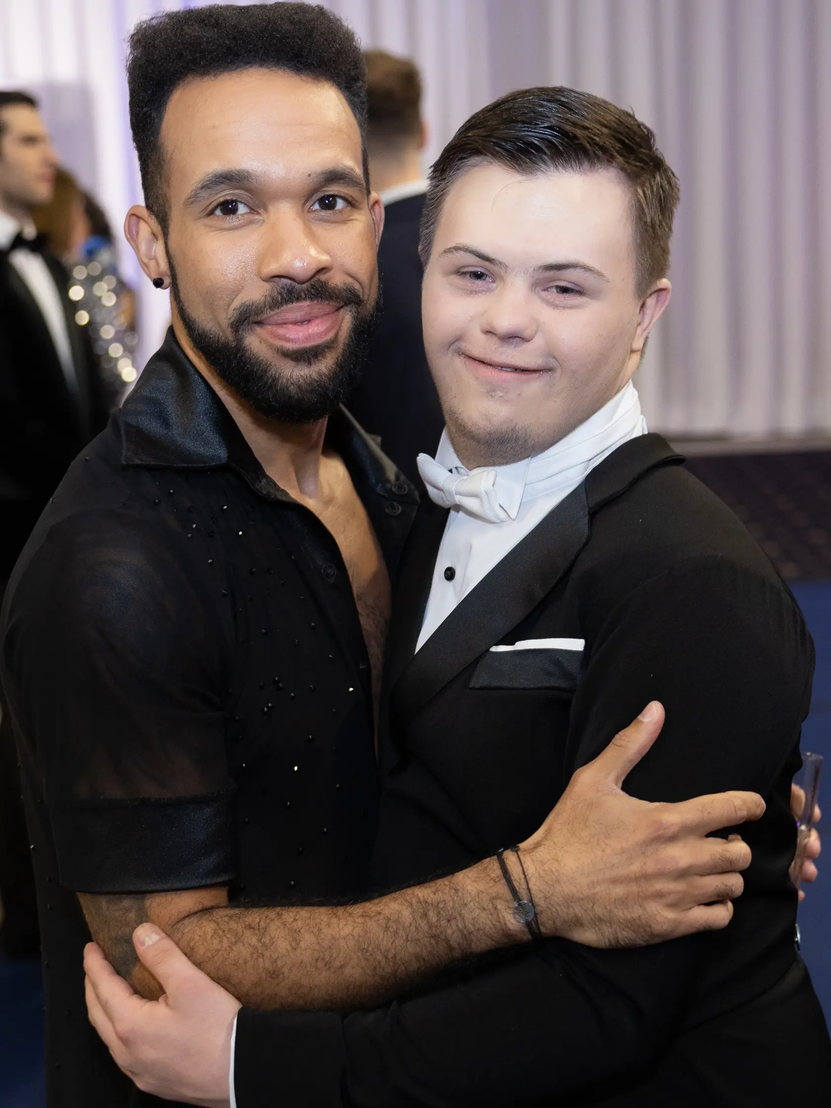 Šimon Jakuš a tanečník Titus Ablorh v zákulisí Let´s Dance.