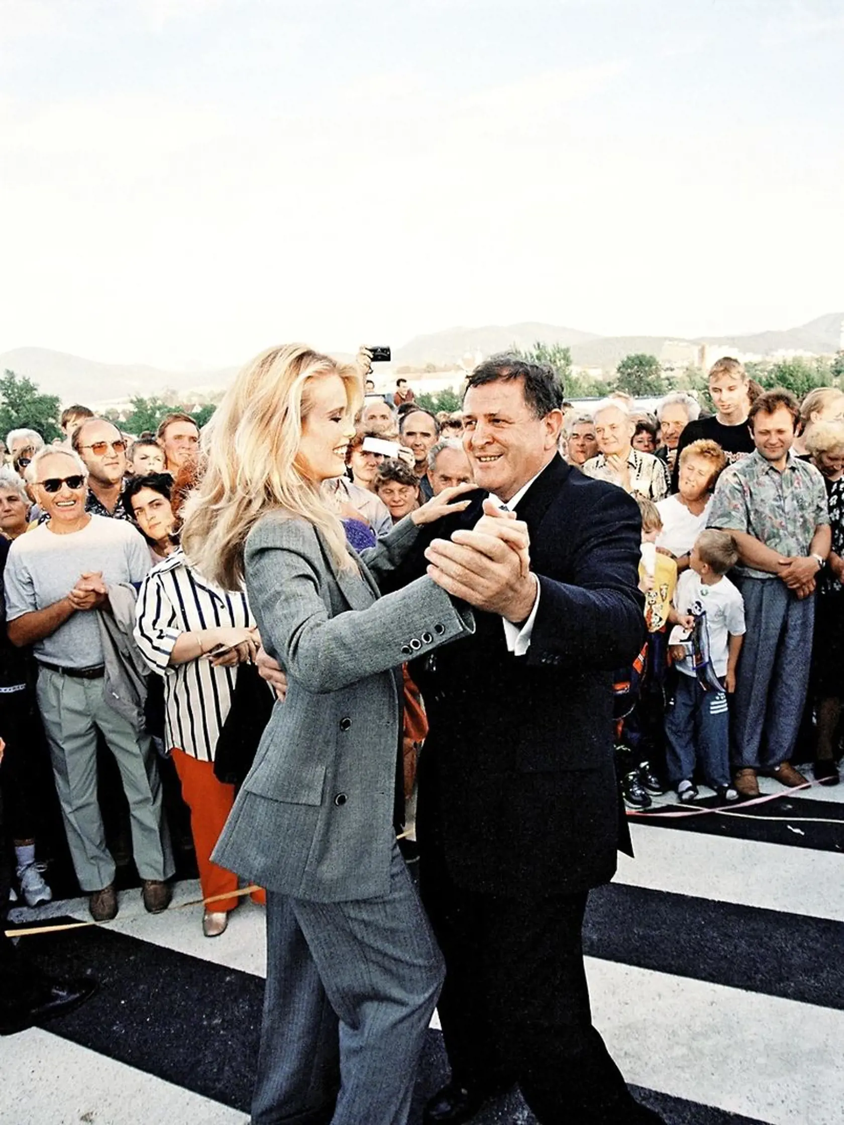 Diaľnicu, ktorej súčasťou je aj záložné letisko, otvárala aj modelka Claudia Schiffer.