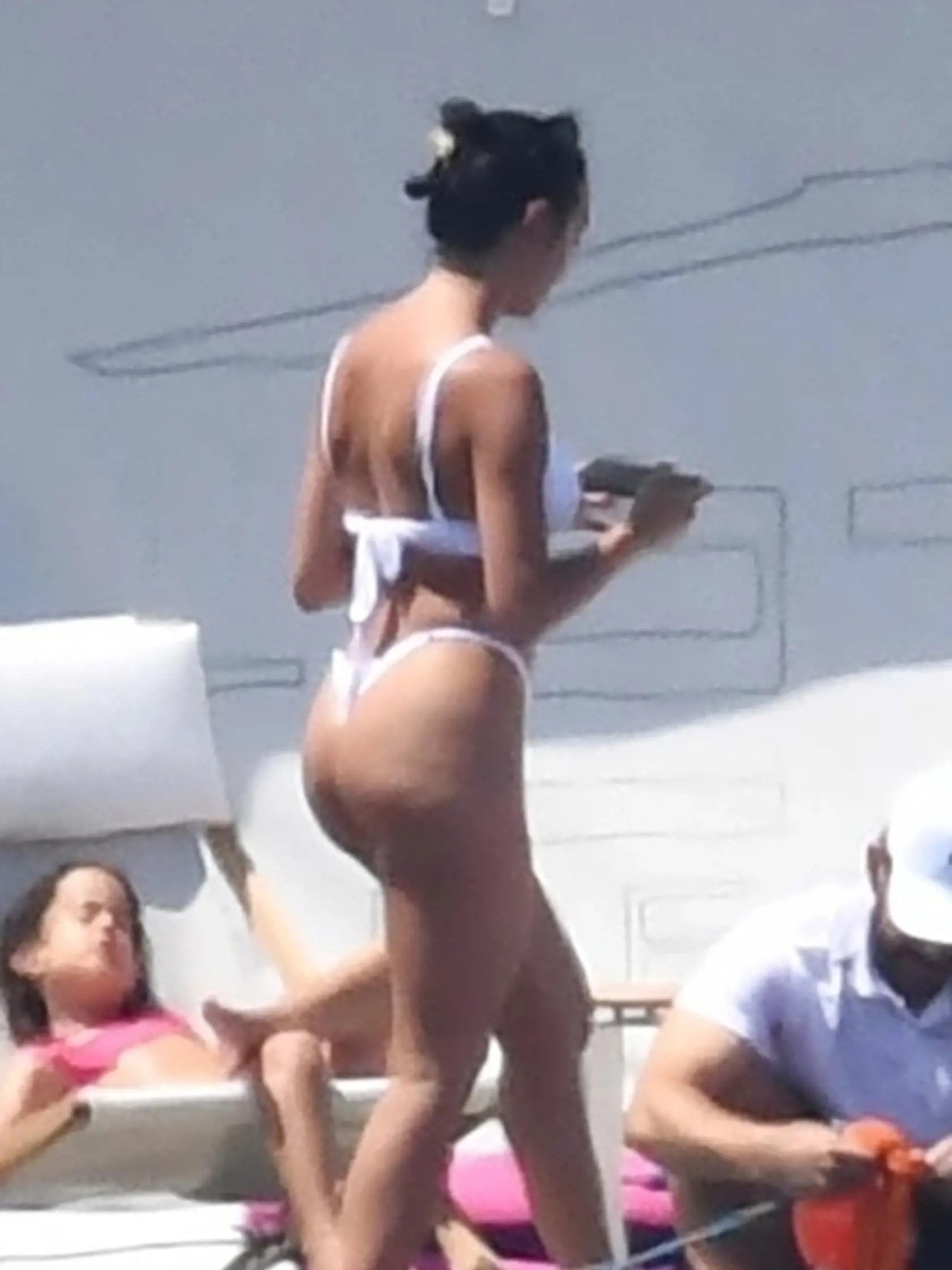 Georgina vytiahla na jachte aj biele bikiny.