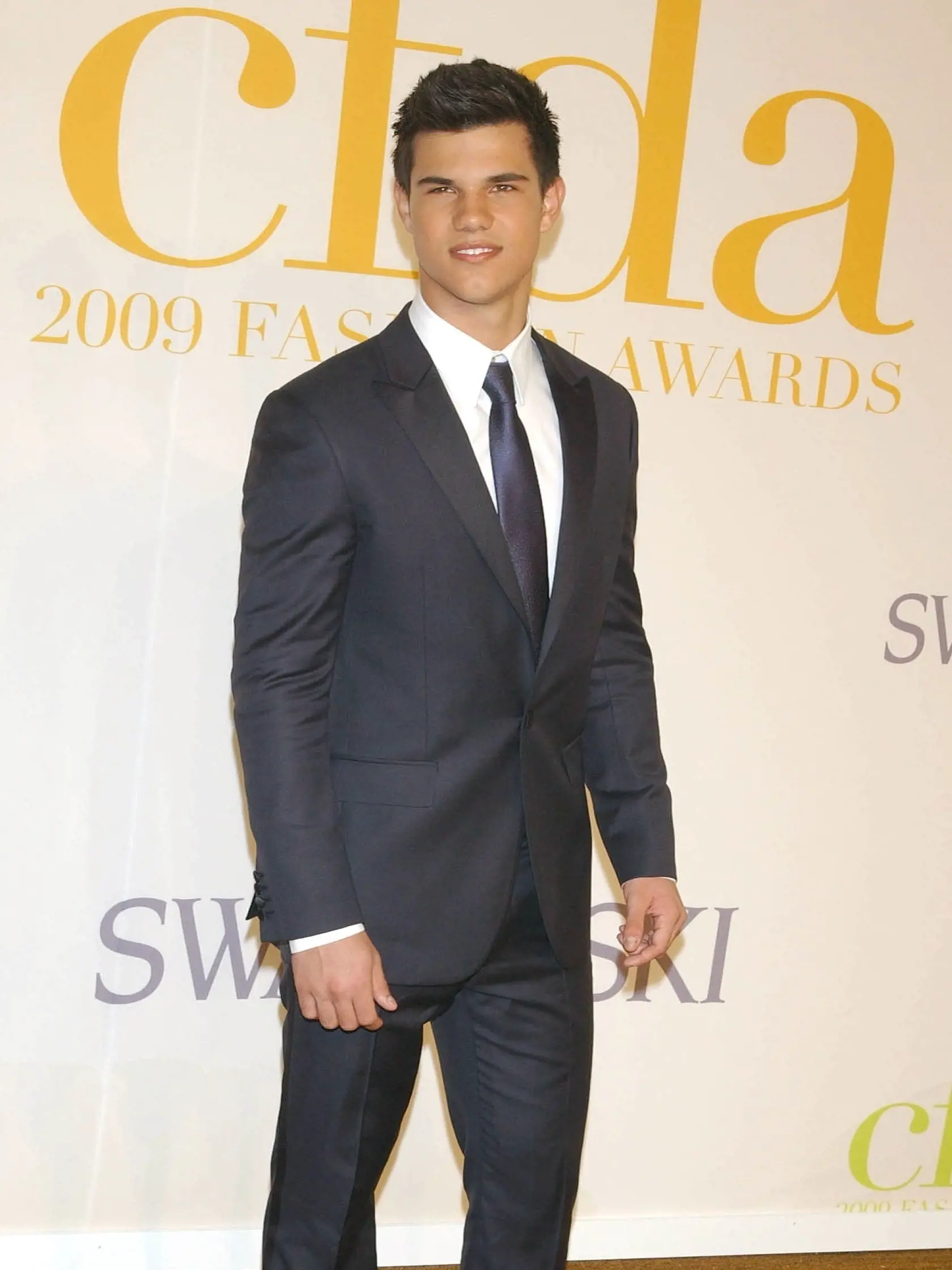 Séria Twilight pritiahla k obrazovkám milióny fanúšičiek. Dôvodom však nebol len nebezpečný upír Robert Pattinson, ale aj vlkolak Taylor Lautner, ktorý sa rovnako usiloval o srdce krásnej Belly (Kristen Stewart).