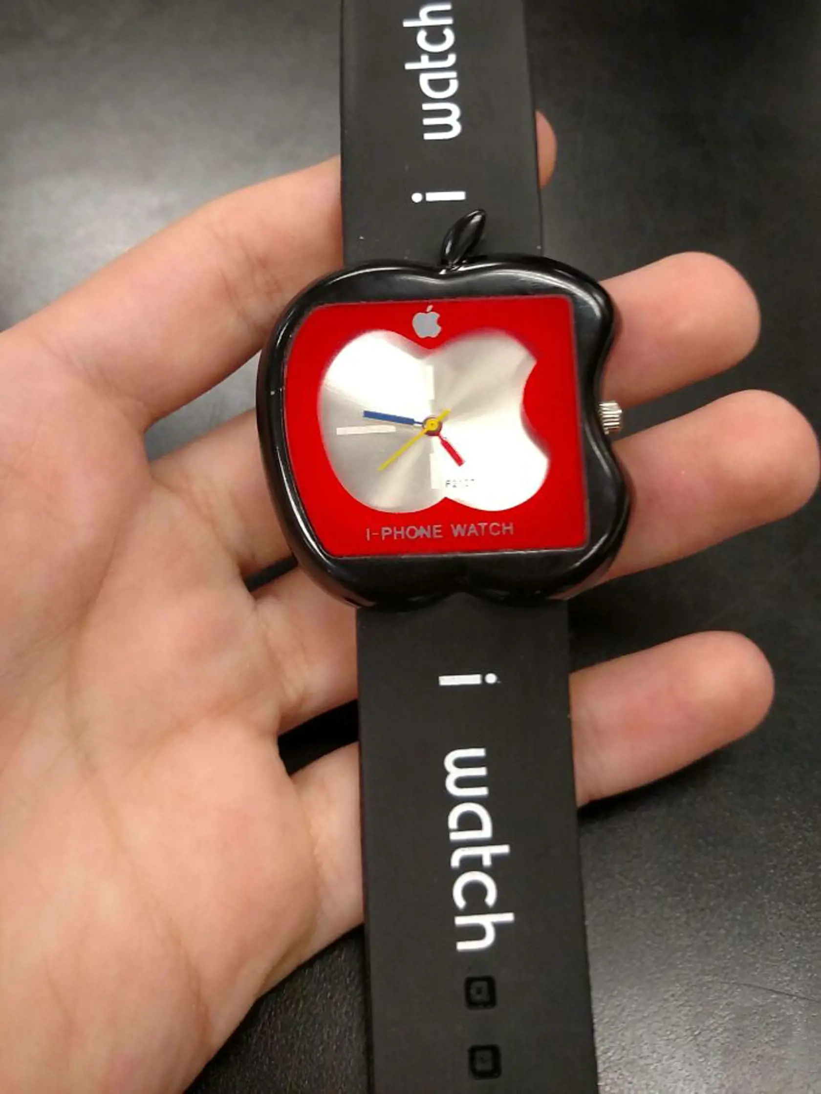 "Môj kamarát si objednal Apple Watch a prišlo mu toto," podelil sa so svojím zážitkom muž na Twitteri.