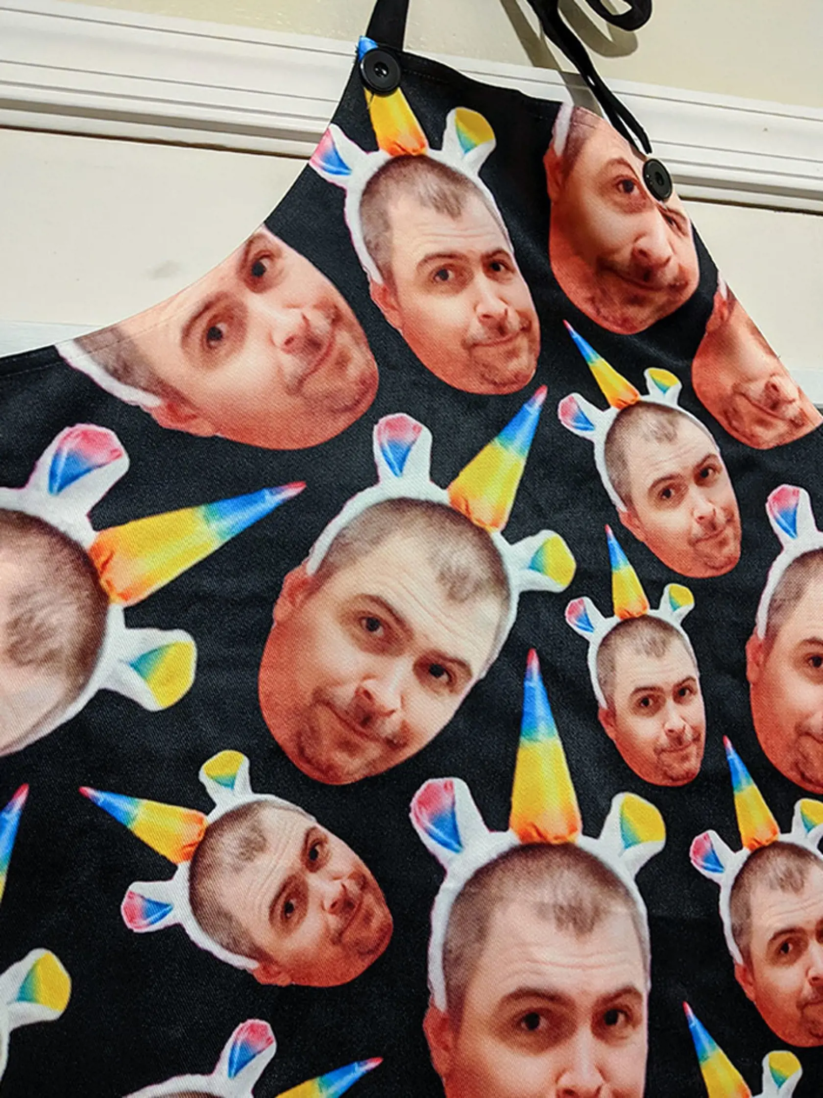 Poplietli to! Kto je ten muž? Tomuto zákazníkovi poslali zásteru s nesprávnou fotografiou.