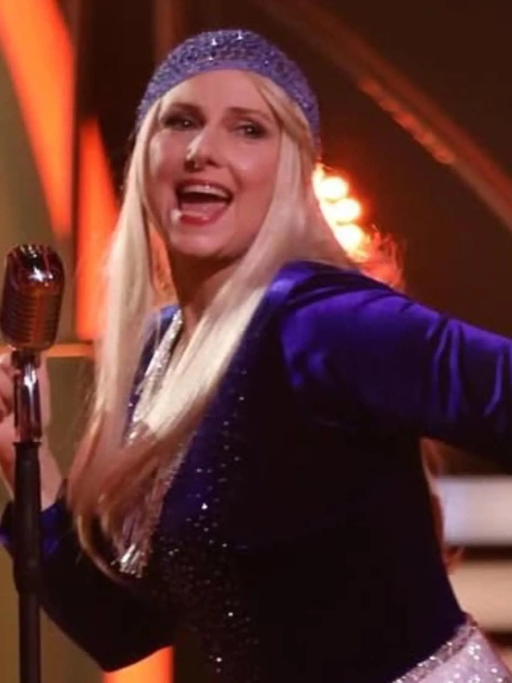 Druhé kolo Let's Dance: Na snímke Zuzana Mauréry a Matej Chren, ktorí zatancovali na hit od Abby - Waterloo. Herečka sa predviedla so zmeneným imidžom - dlhými blond vlasmi.