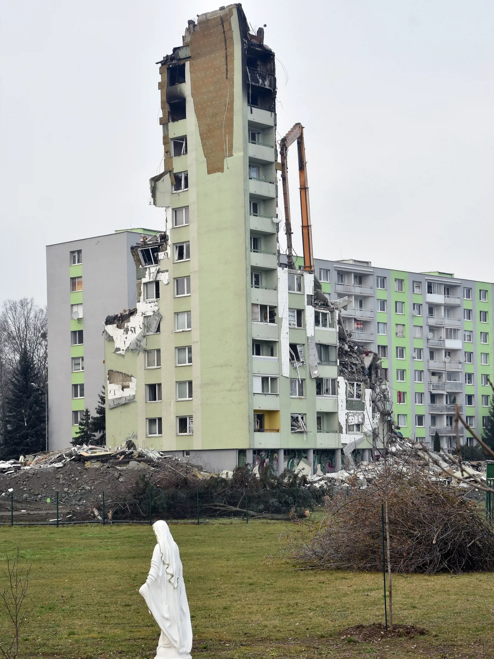 Na snímke tretí deň demolácie 12-podlažnej bytovky na Mukačevskej ulici v Prešove 18. decembra 2019. Bytovku zničil výbuch plynu 6.decembra. Výbuch neprežilo sedem ľudí a jedna osoba je nezvestná. FOTO TASR – Roman Hanc
