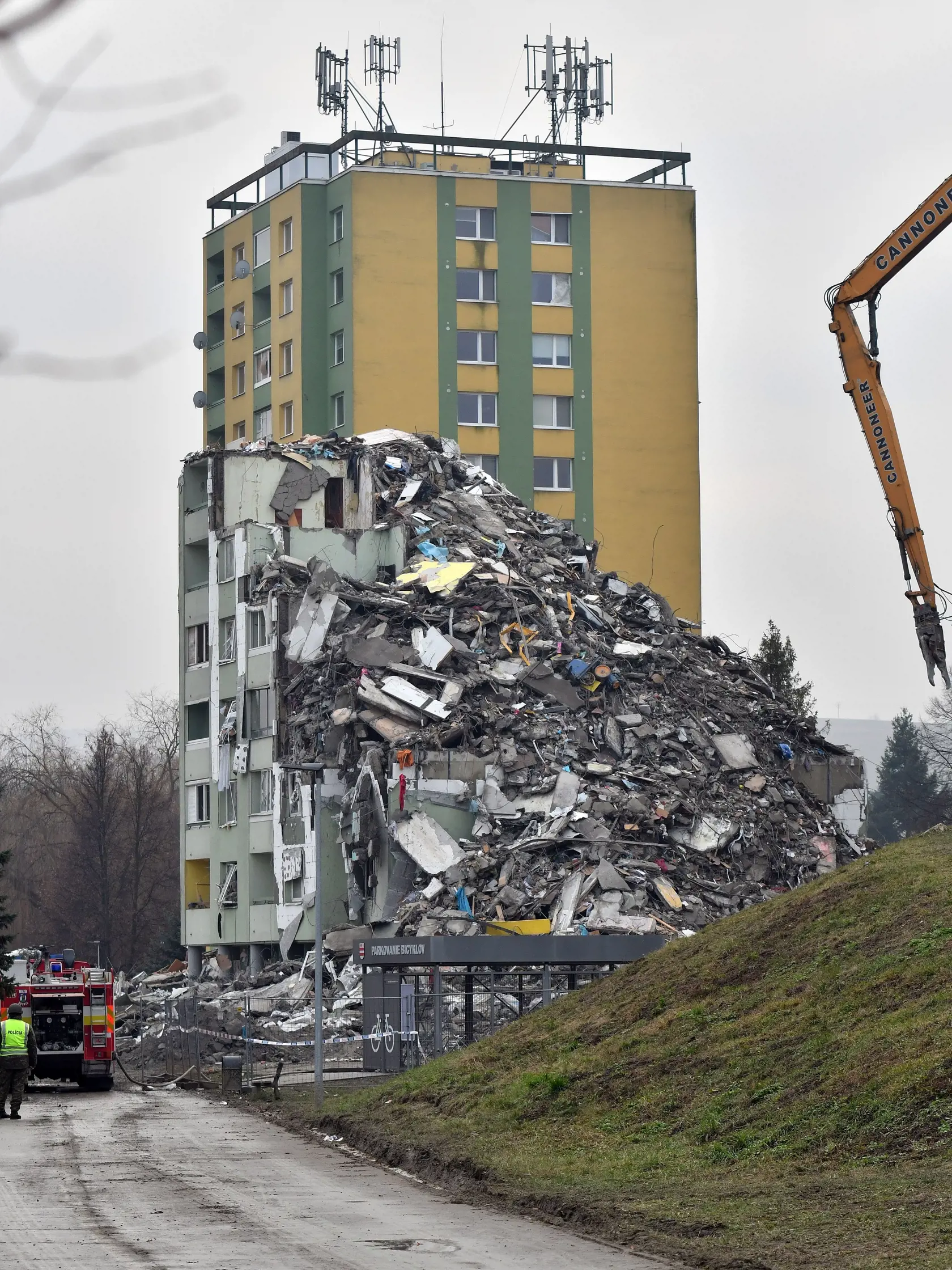Na snímke tretí deň demolácie 12-podlažnej bytovky na Mukačevskej ulici v Prešove 18. decembra 2019. Bytovku zničil výbuch plynu 6.decembra. Výbuch neprežilo sedem ľudí a jedna osoba je nezvestná. FOTO TASR – Roman Hanc