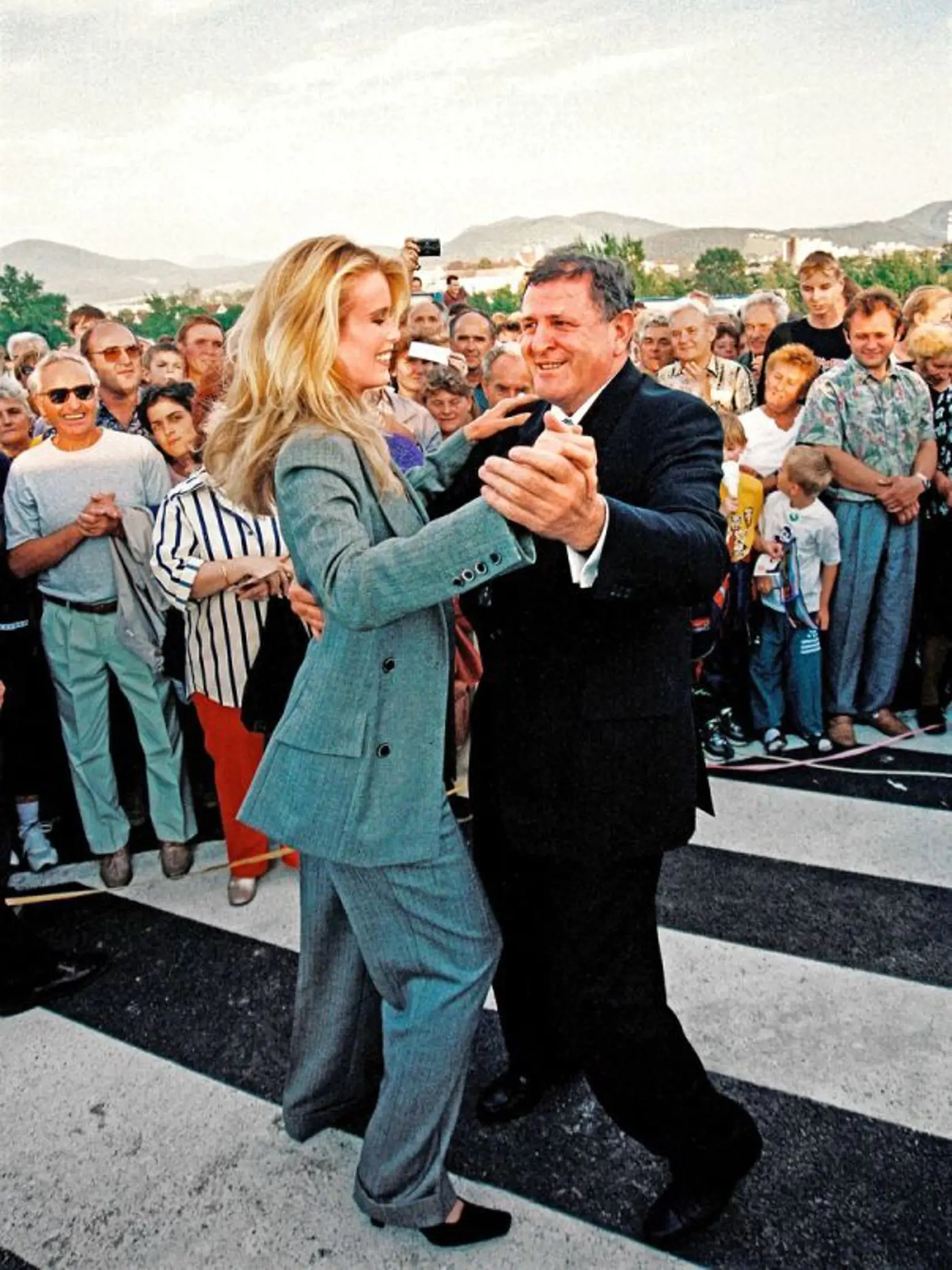 Za v prepočte 3,6 milióna korún (vtedy stotisíc dolárov) topmodelka Claudia Schiffer prišla na Slovensko akože otvoriť diaľničný úsek Horná Streda - Nové Mesto nad Váhom.