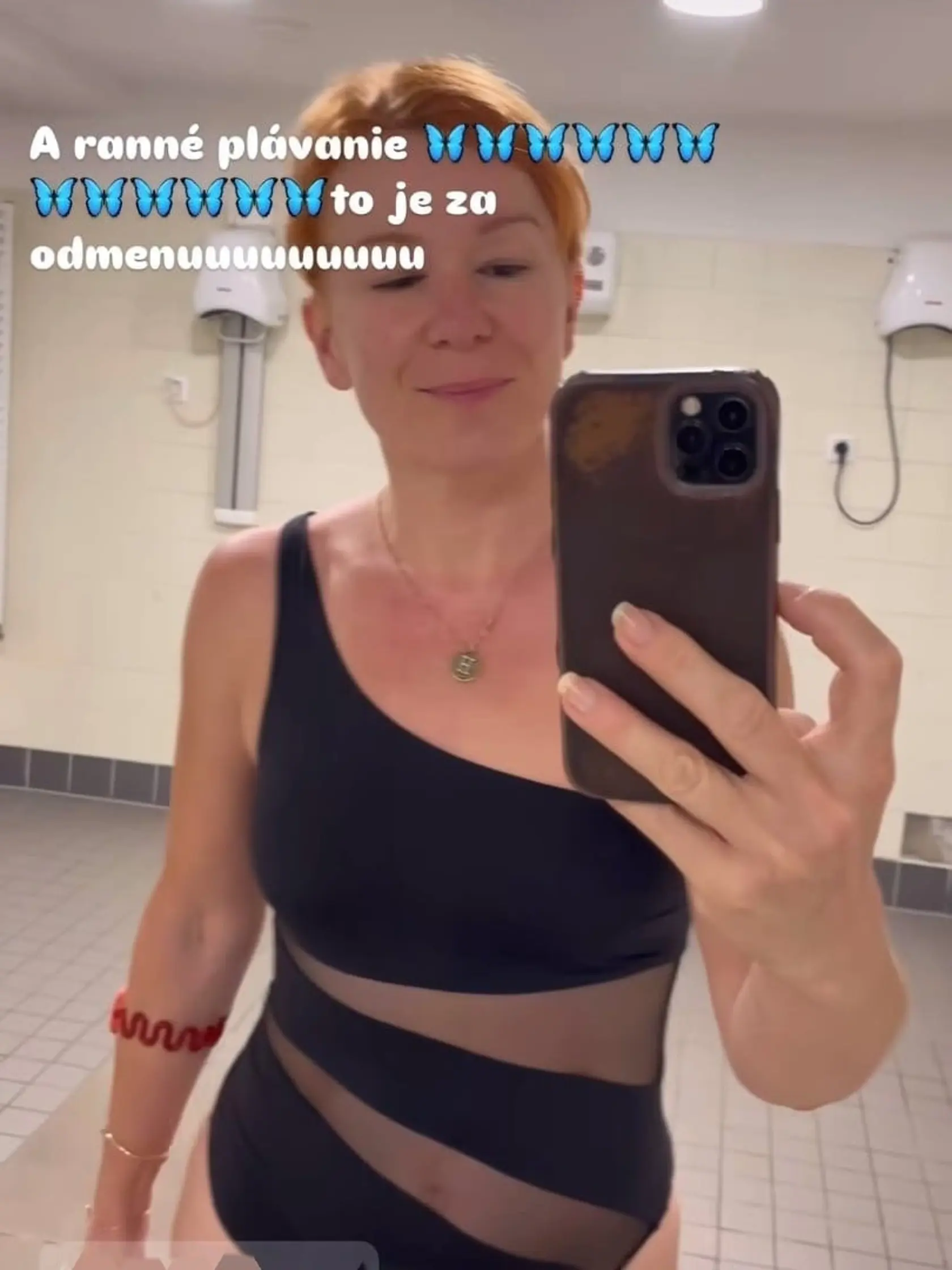 Helena Krajčiová je aj v 50-ke v perfektnej kondícii. Najnovšie sa pochválila fotkami v plavkách.