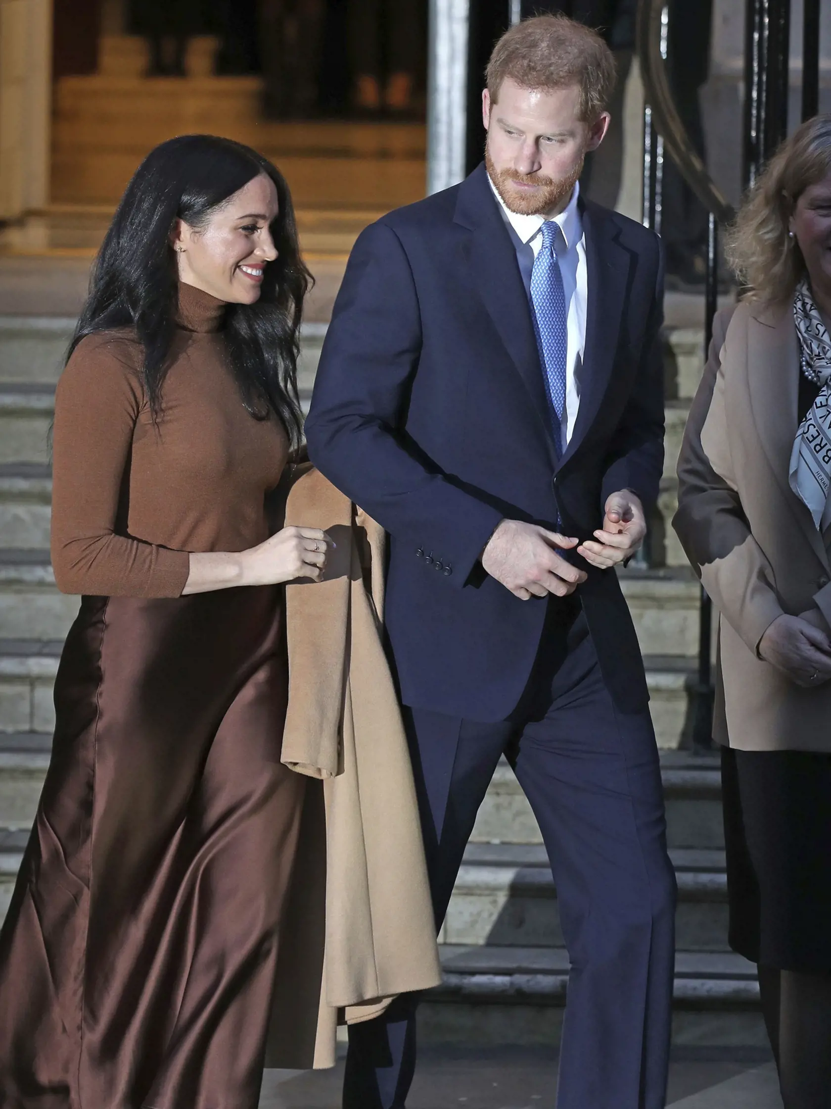 Prvé kráľovské povinnosti Meghan a princa Harryho v tomto roku. Spoločne navštívili Kanadský dom v Londýne. Práve v Kanade trávili ako rodina vianočné sviatky. Reč tela vojvodkyne a vojvodu zo Sussexu naznačovala, že sú si oporou.