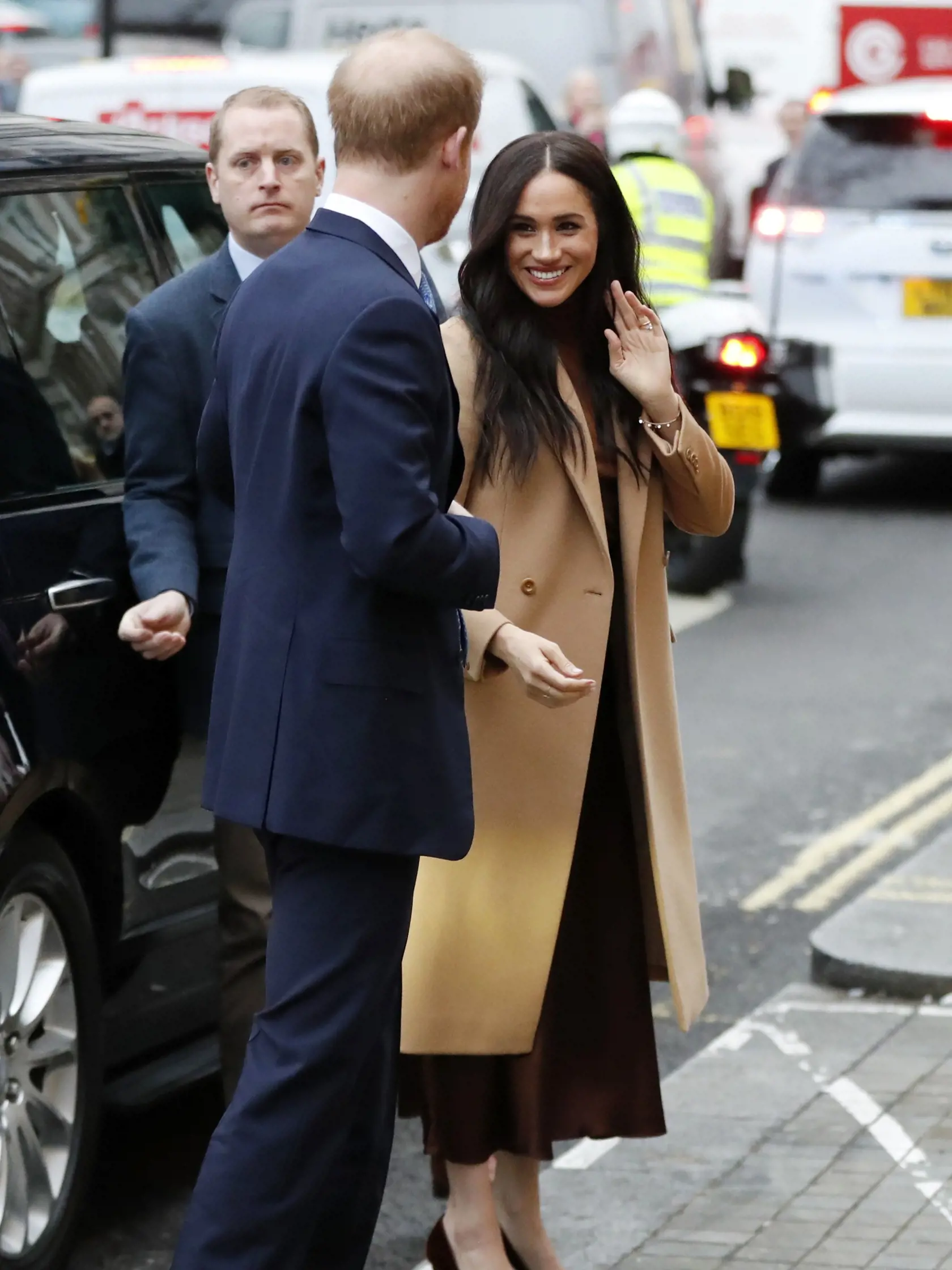 Prvé kráľovské povinnosti Meghan a princa Harryho v tomto roku. Spoločne navštívili Kanadský dom v Londýne. Práve v Kanade trávili ako rodina vianočné sviatky. Reč tela vojvodkyne a vojvodu zo Sussexu naznačovala, že sú si oporou.