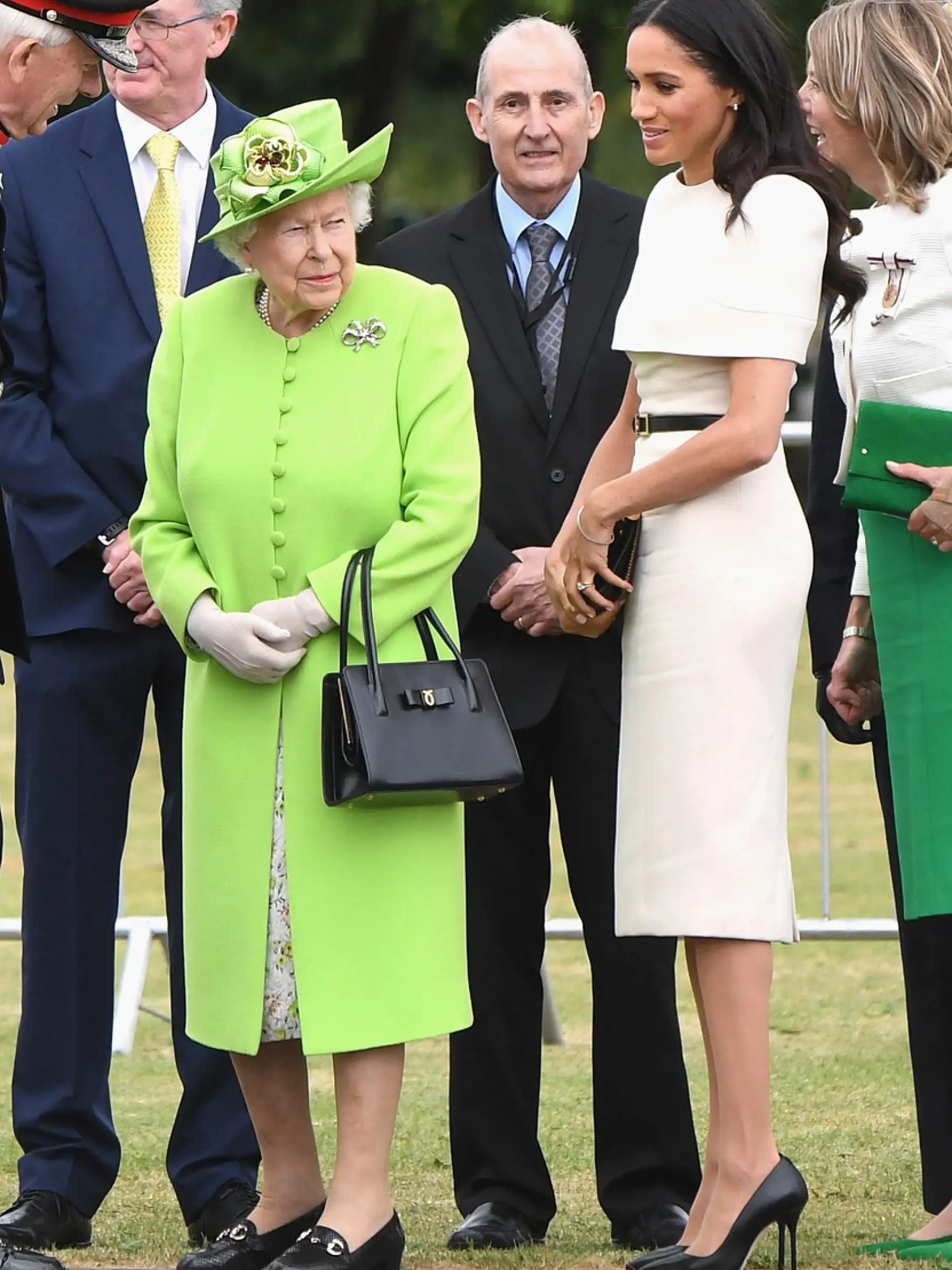 Meghan Markle a kráľovná Alžbeta.