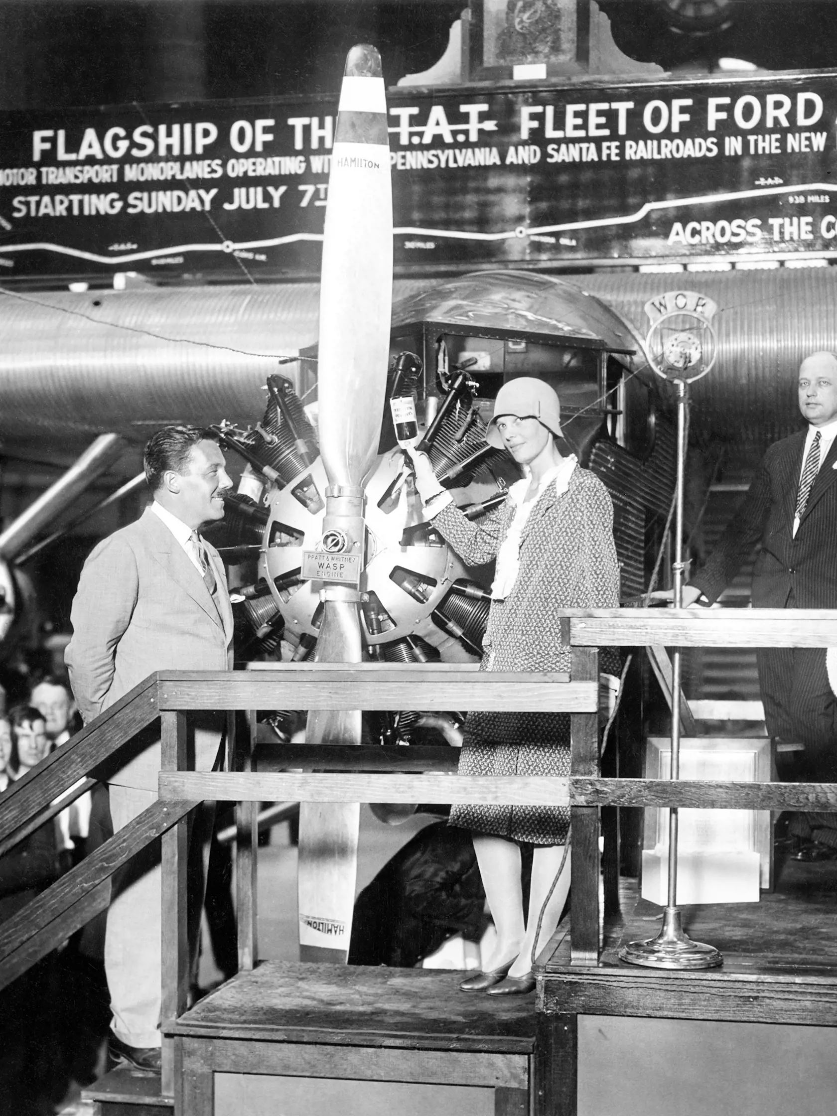 Earhartová sa so svojím lietadlom a navigátorom stratila bez stopy v roku 1937 nad Tichým oceánom počas pokusu obletieť zemeguľu. Jej zmiznutie sa pokúšali objasniť viaceré teórie.