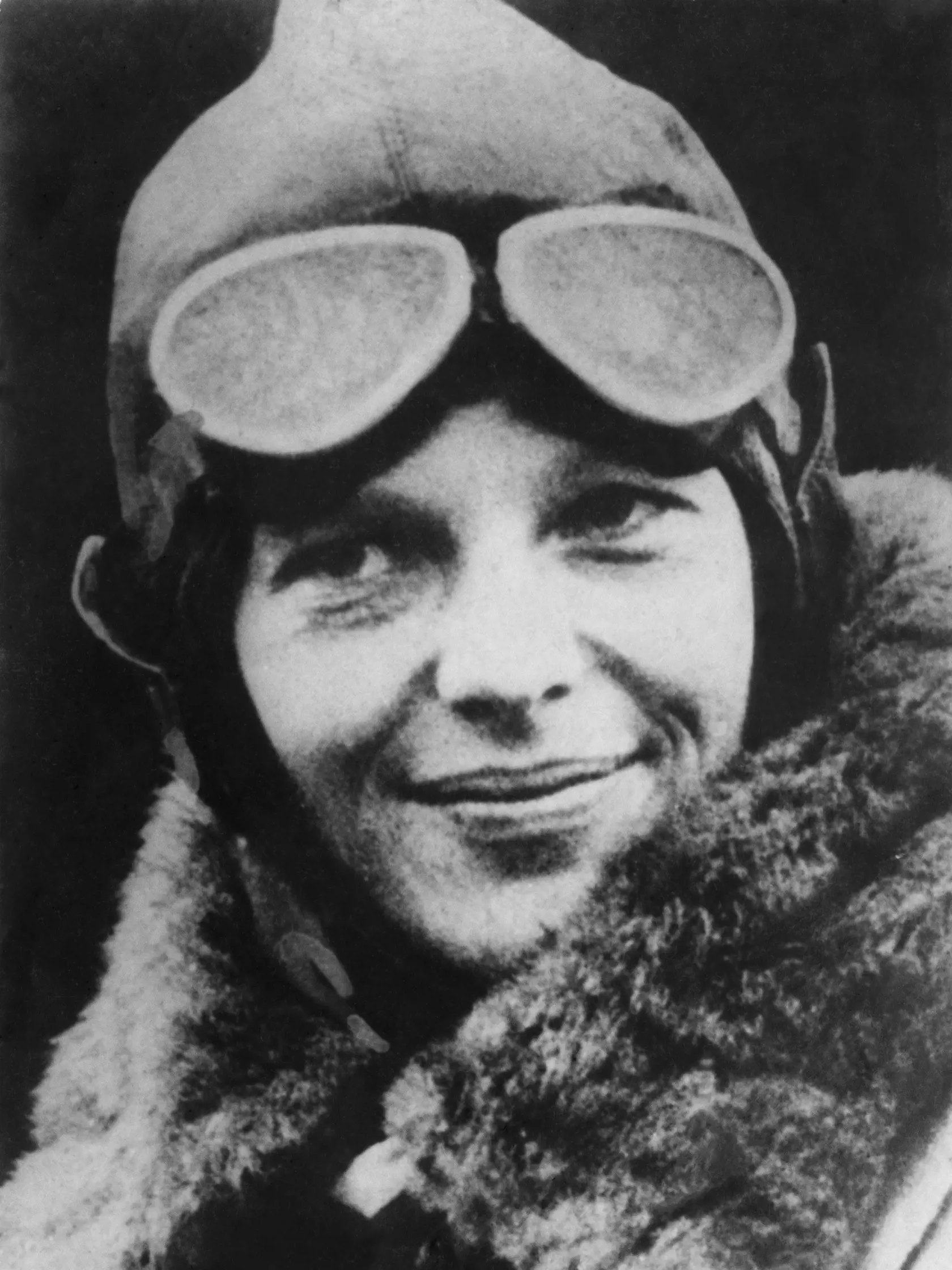 Earhartová sa so svojím lietadlom a navigátorom stratila bez stopy v roku 1937 nad Tichým oceánom počas pokusu obletieť zemeguľu. Jej zmiznutie sa pokúšali objasniť viaceré teórie.