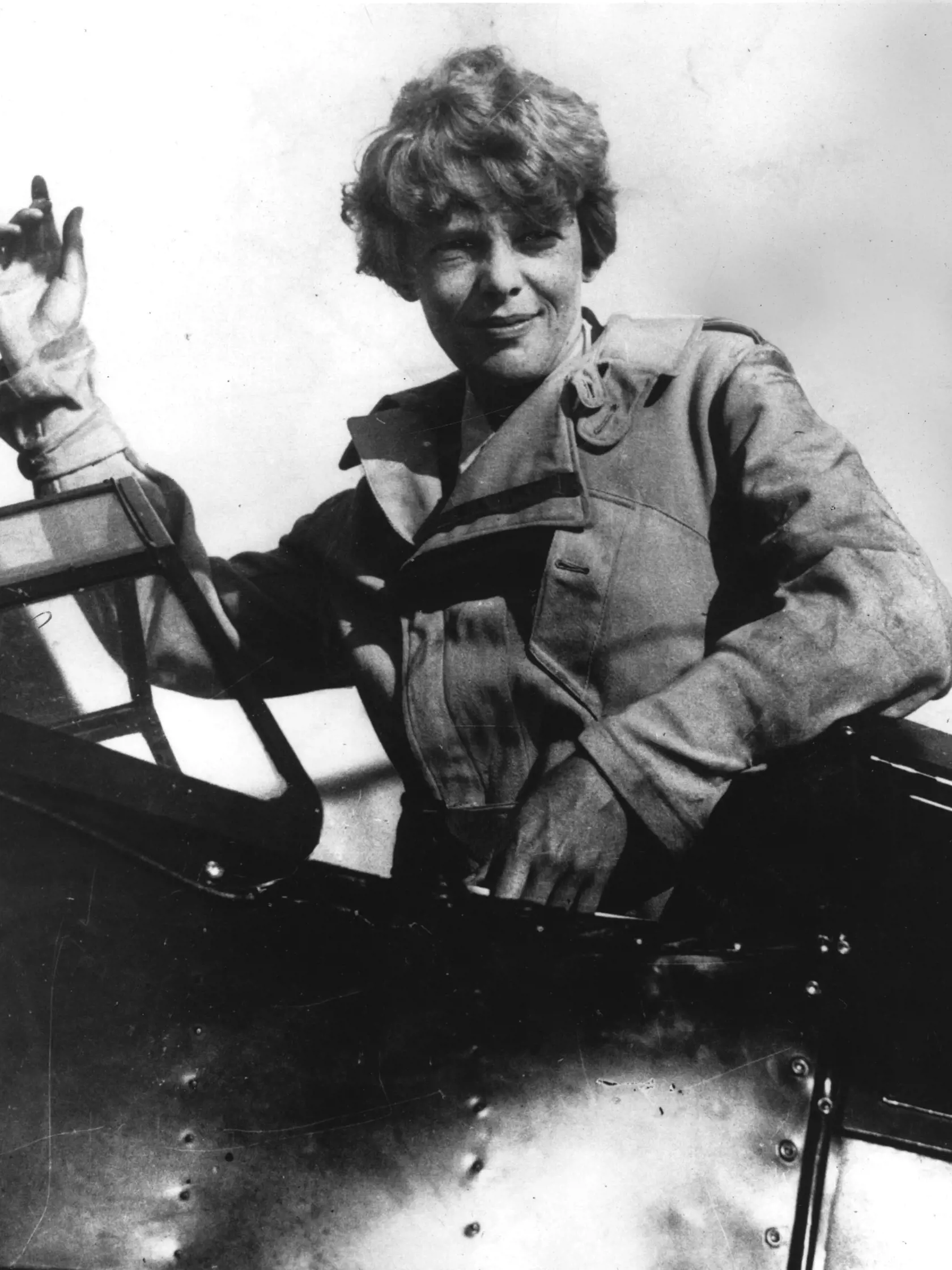 Earhartová sa so svojím lietadlom a navigátorom stratila bez stopy v roku 1937 nad Tichým oceánom počas pokusu obletieť zemeguľu. Jej zmiznutie sa pokúšali objasniť viaceré teórie.