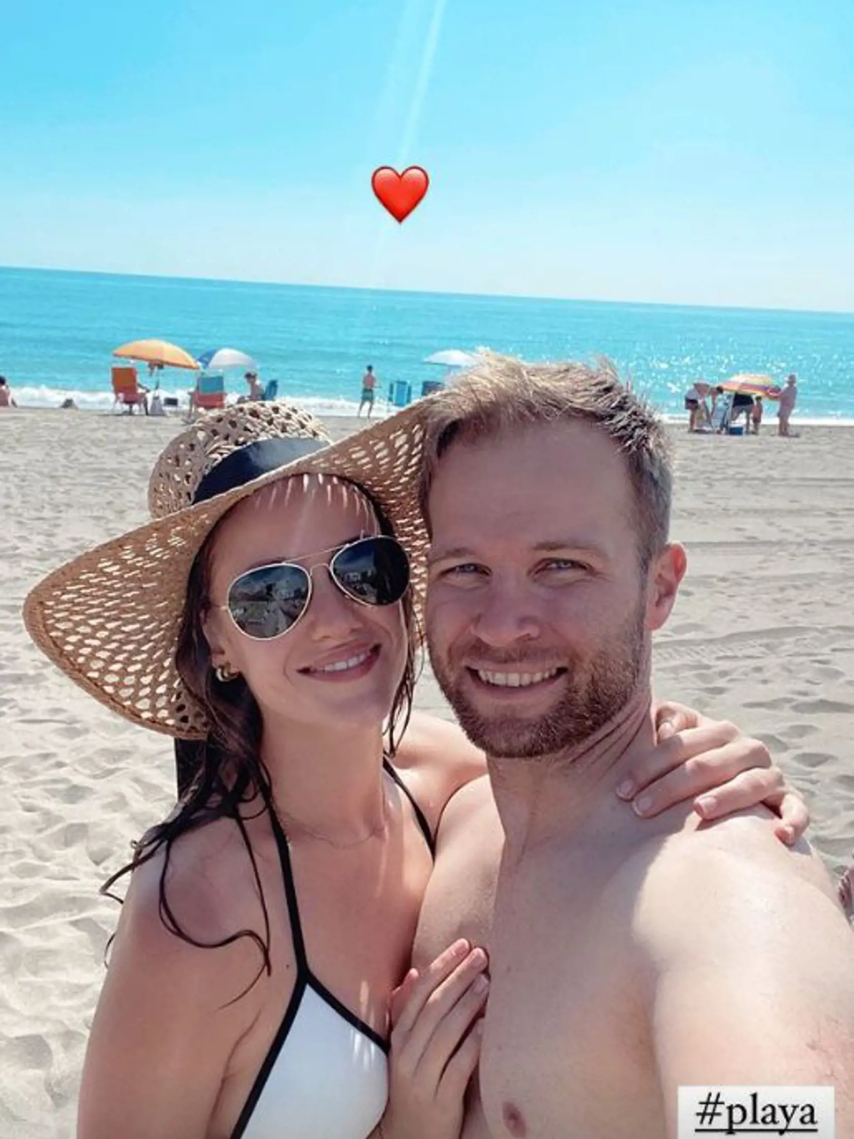 Tomáš Bezdeda s priateľkou Ivanou si užívajú prvú spoločnú dovolenku pri mori.