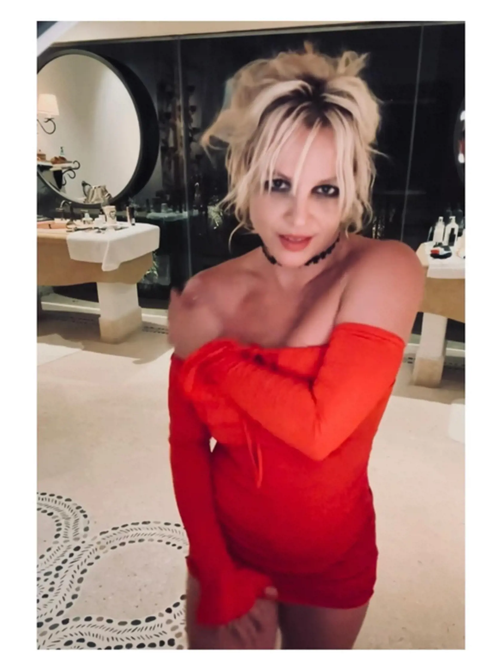 Príspevok začala fotografiou zlatého kalicha, s následnými zábermi z časopisov, ktoré Britney (43) urobila počas svojho poručníctva. Spearsová tiež odhalila, že bola počas rokov trvajúceho právneho usporiadania „na 100 % zneužívaná“ a opísala, ako bol počas tohto krutého obdobia „kontrolovaný“ celý jej život.