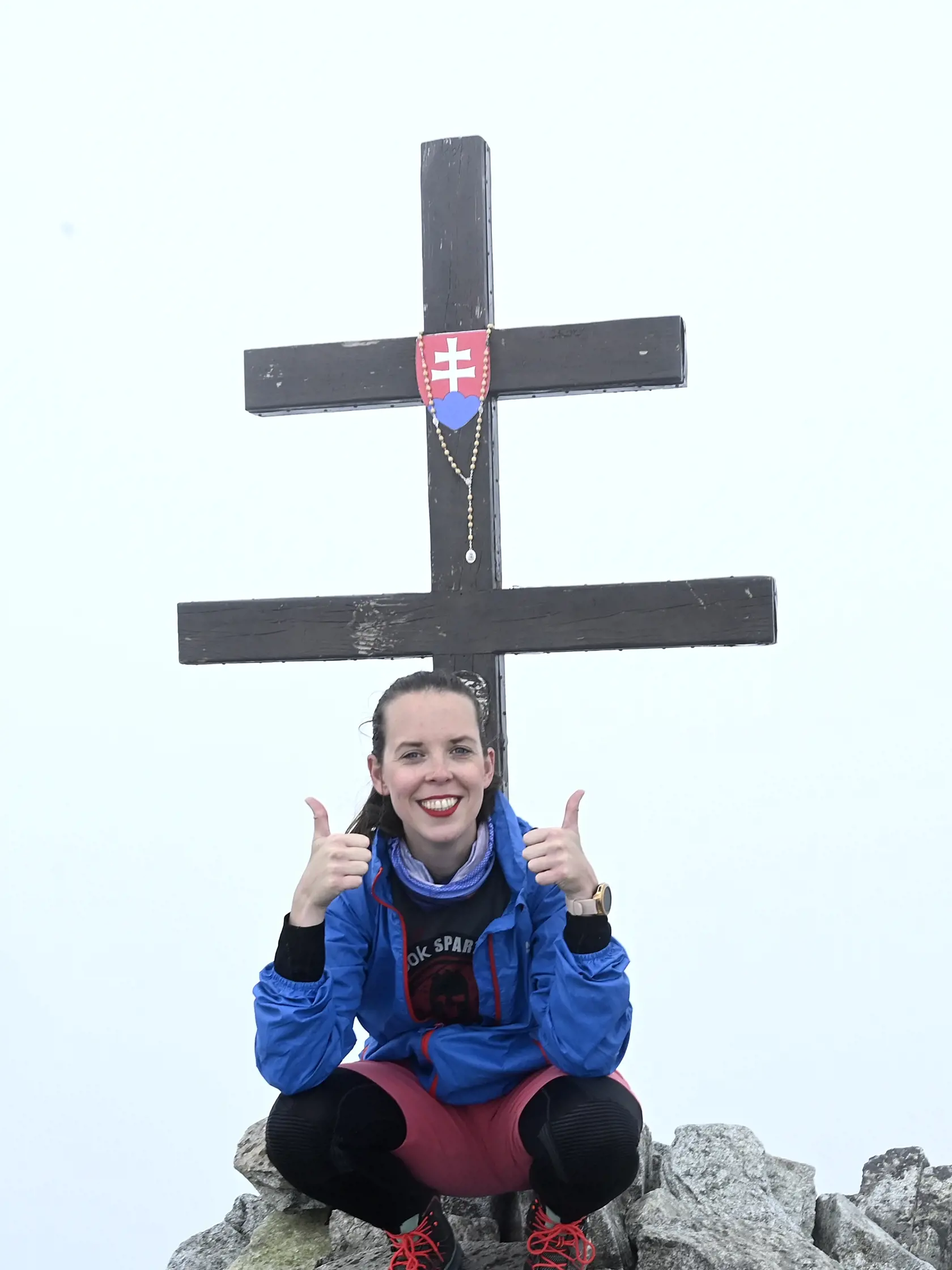Turistka počas prázdninového výstupu na vrch Kriváň (2495 m) 26. júla 2020 vo Vysokých Tatrách. FOTO TASR - Radovan Stoklasa