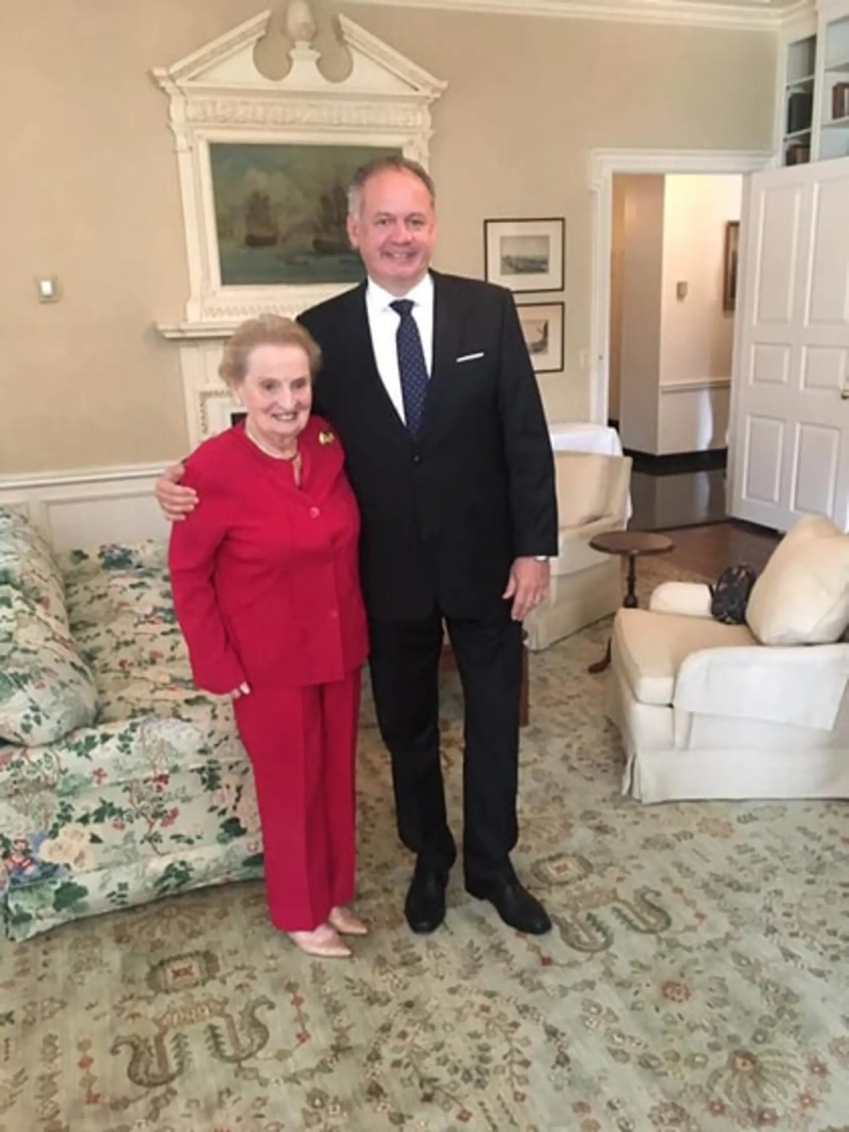 Madeleine Albrightová s vtedajším prezidentom Andrejom Kiskom. (archívne foto)