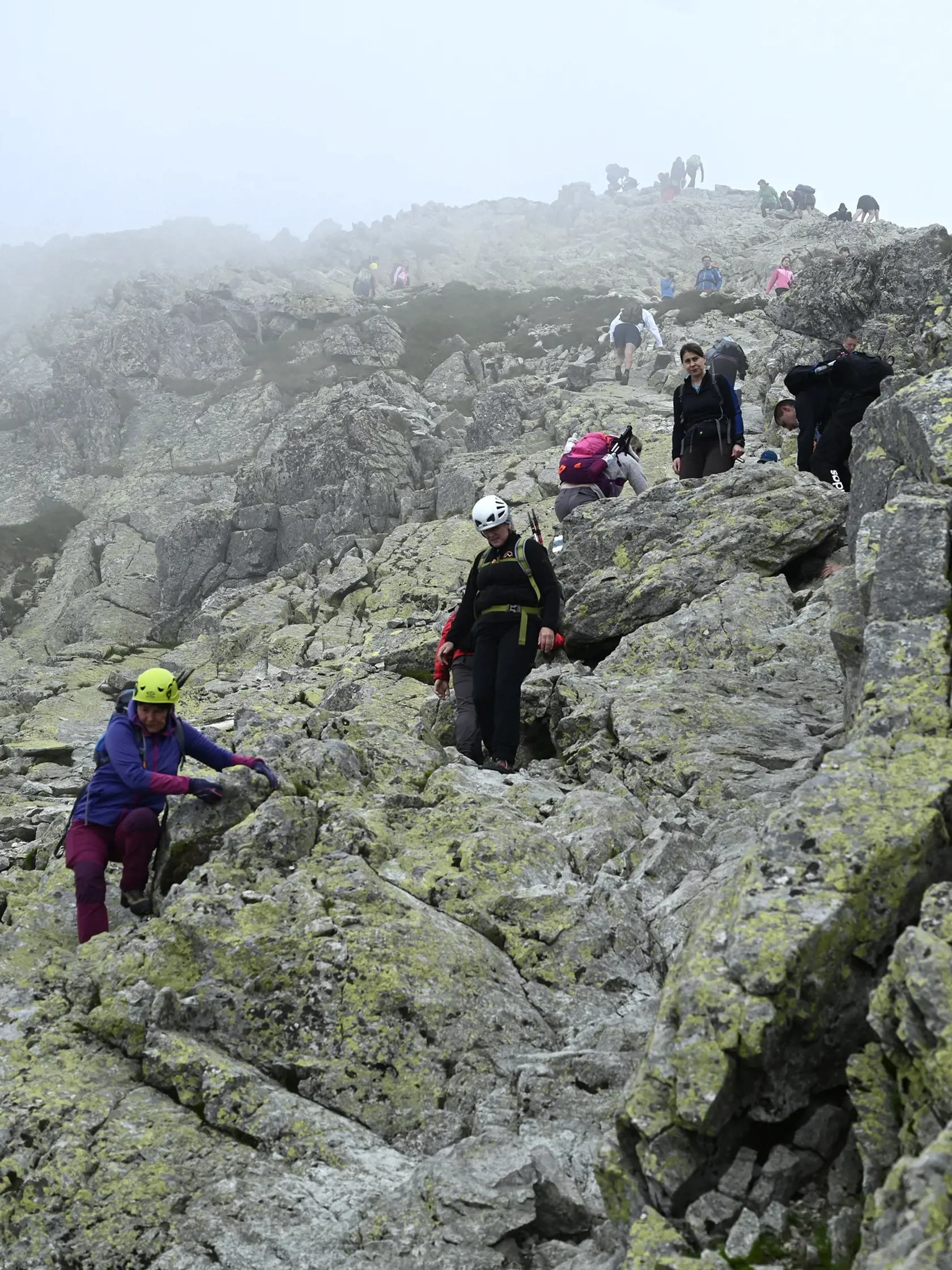 Turisti počas prázdninového výstupu na vrch Kriváň (2495 m) 26. júla 2020 vo Vysokých Tatrách. FOTO TASR - Radovan Stoklasa