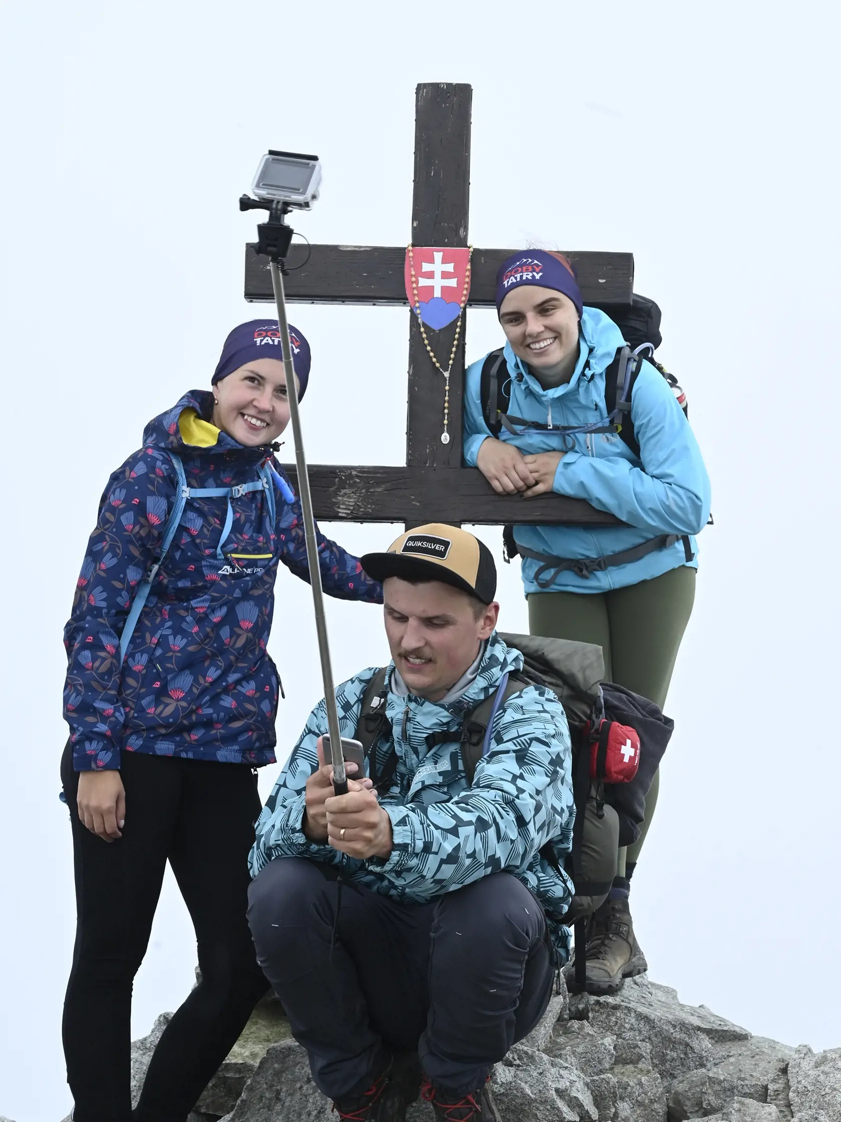Turisti počas prázdninového výstupu na vrch Kriváň (2495 m) 26. júla 2020 vo Vysokých Tatrách. FOTO TASR - Radovan Stoklasa
