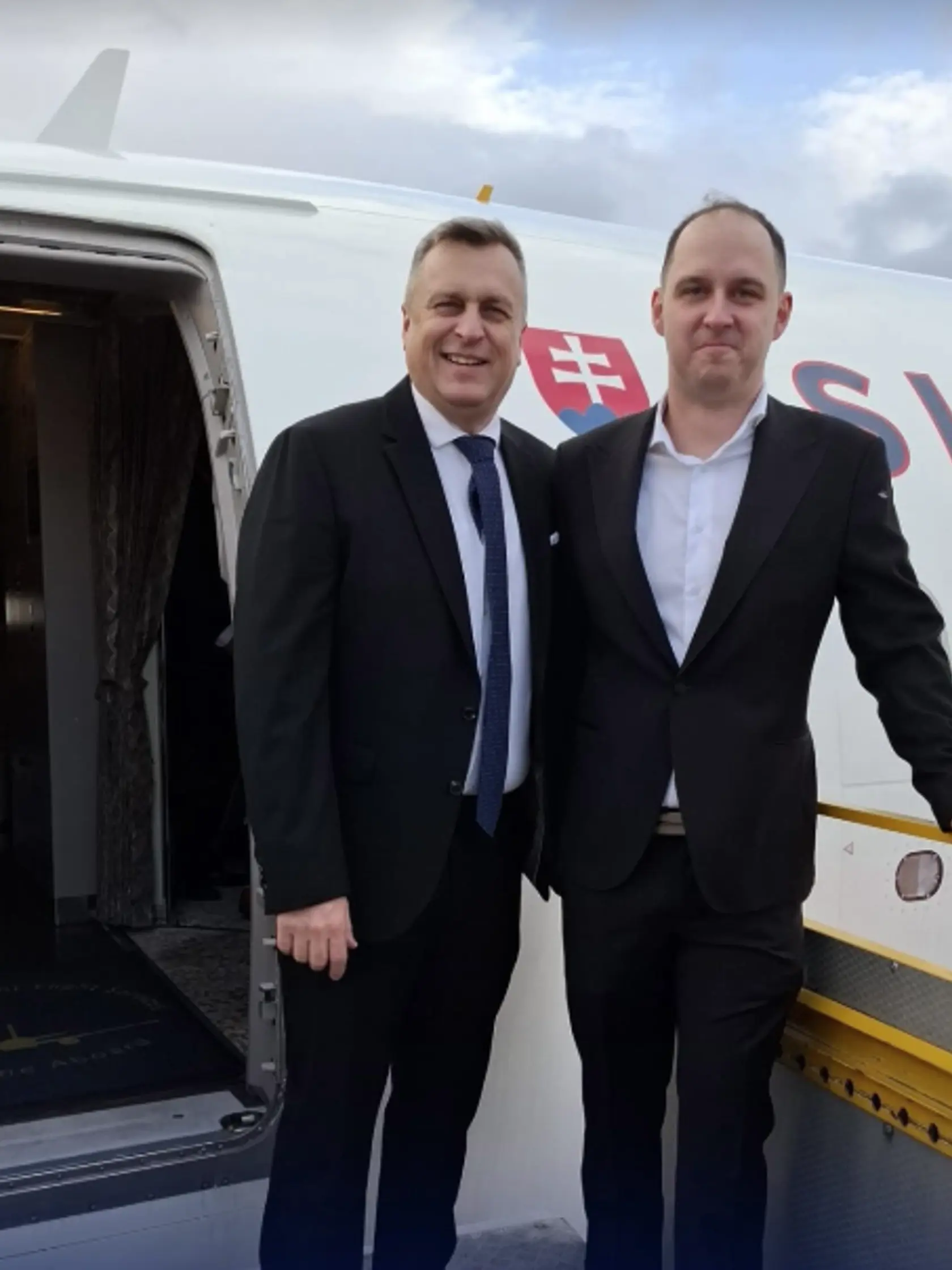 Okrem lídra národniarov do Ruska odletel aj jeho poslanec Adam Lučanský a koaličný parteri. Spoločnosť mu tak bude robiť ďalší podpredseda parlamentu Tibor Gašpar (Smer) a poslanci Smeru Marián Kéry, Ján Mažgút a Richard Glück.