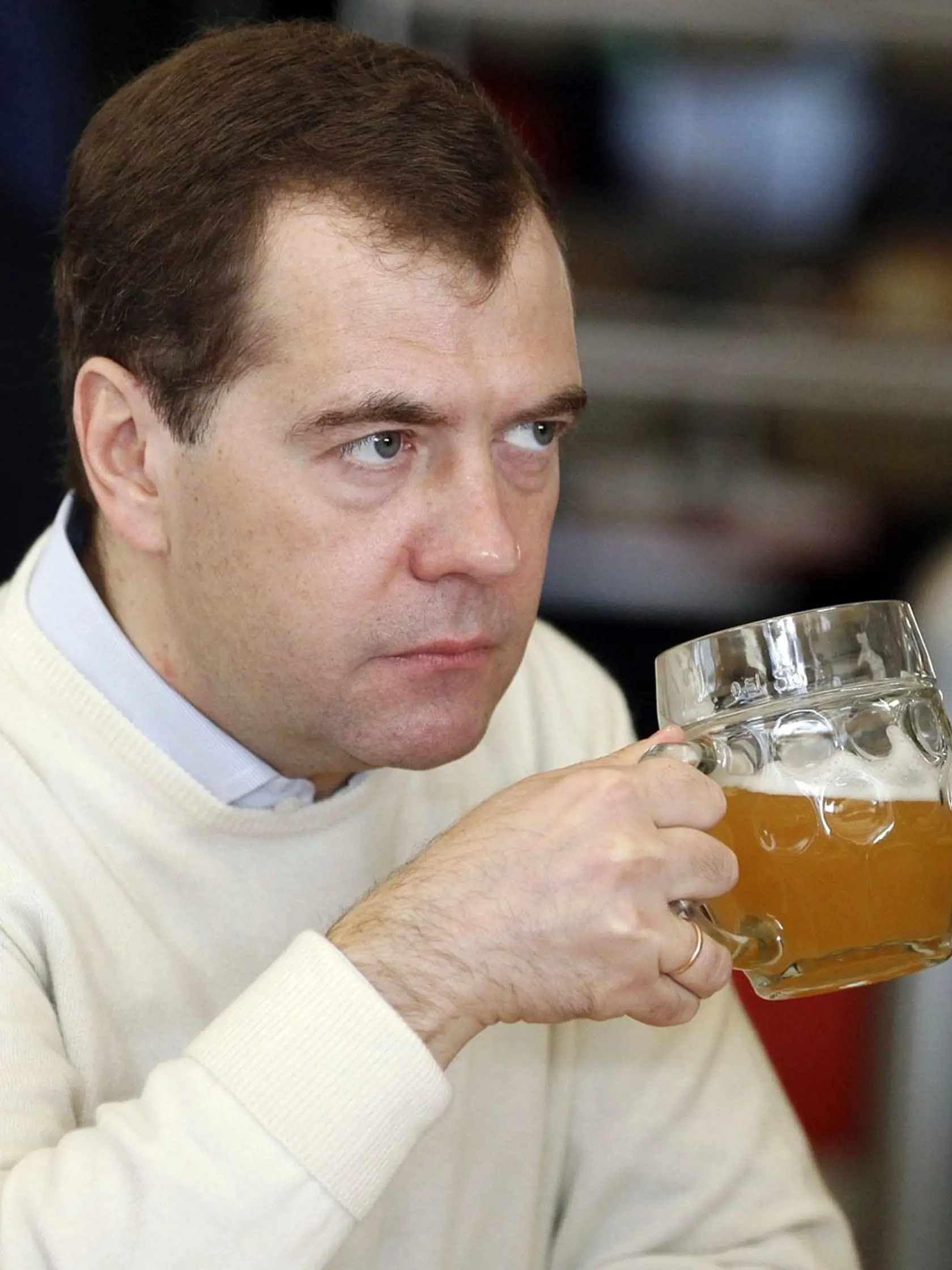 Bývalý prezident Medvedev tancoval na oslave bohatej podnikateľky.