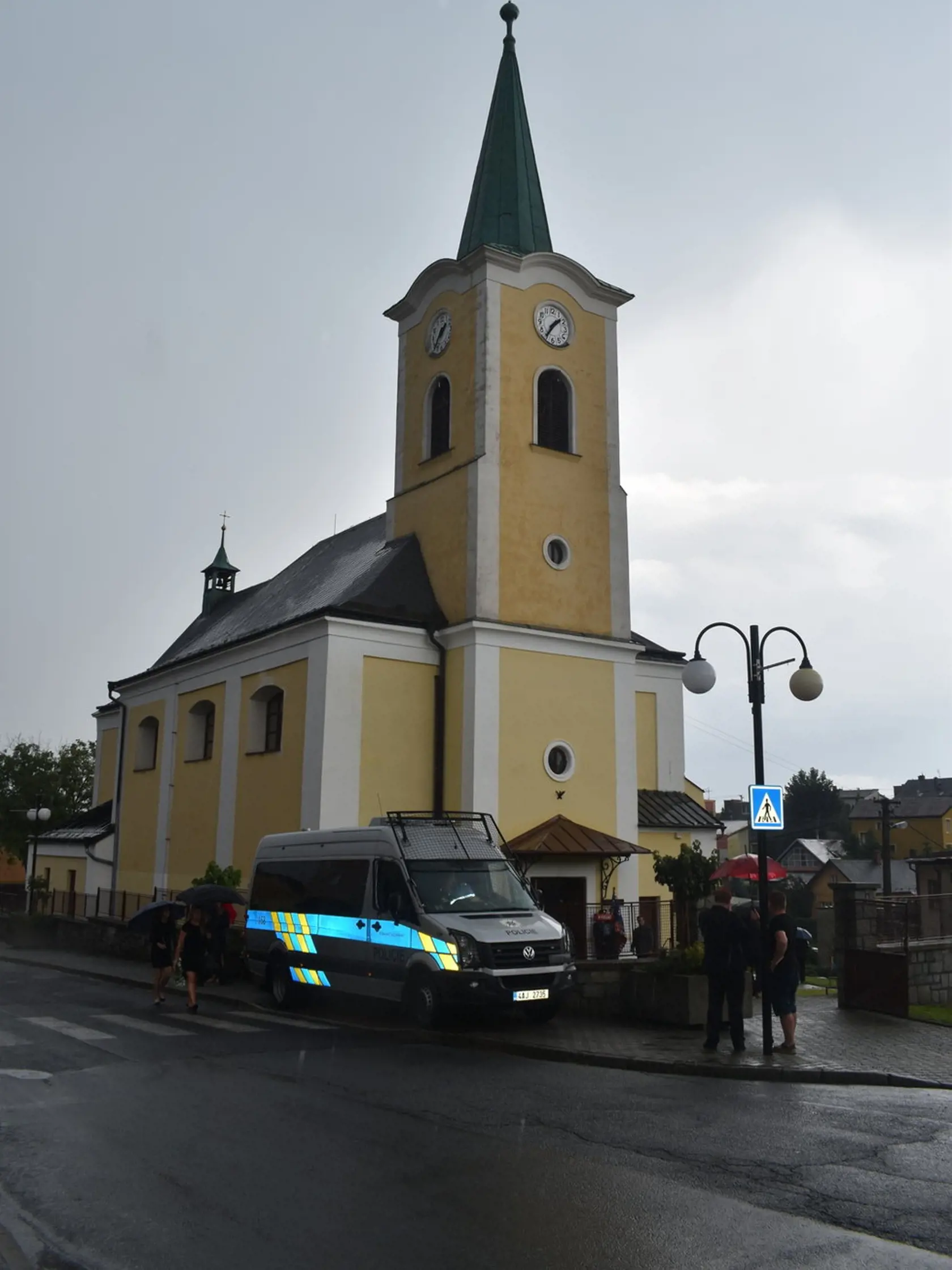 Pohreb Stanislava K., ktorý spáchal samovraždu počas nakrúcania Výmeny manželiek.