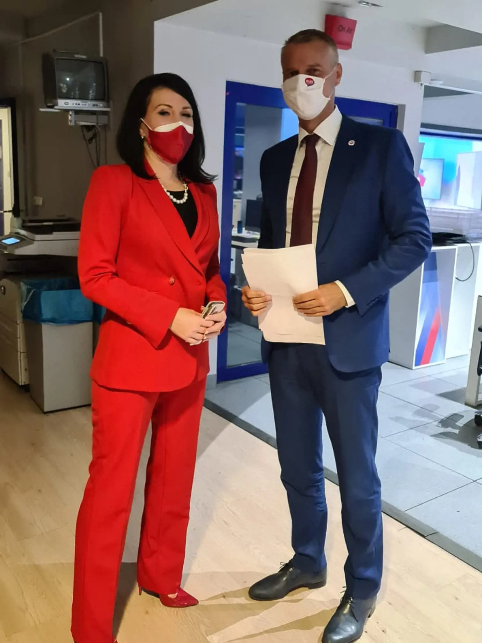 Okolo Richarda Rašiho sa vždy točili pekné kolegyne. Na zábere s Janou Bittó Cigánikovou po absolvovaní televíznej debaty.