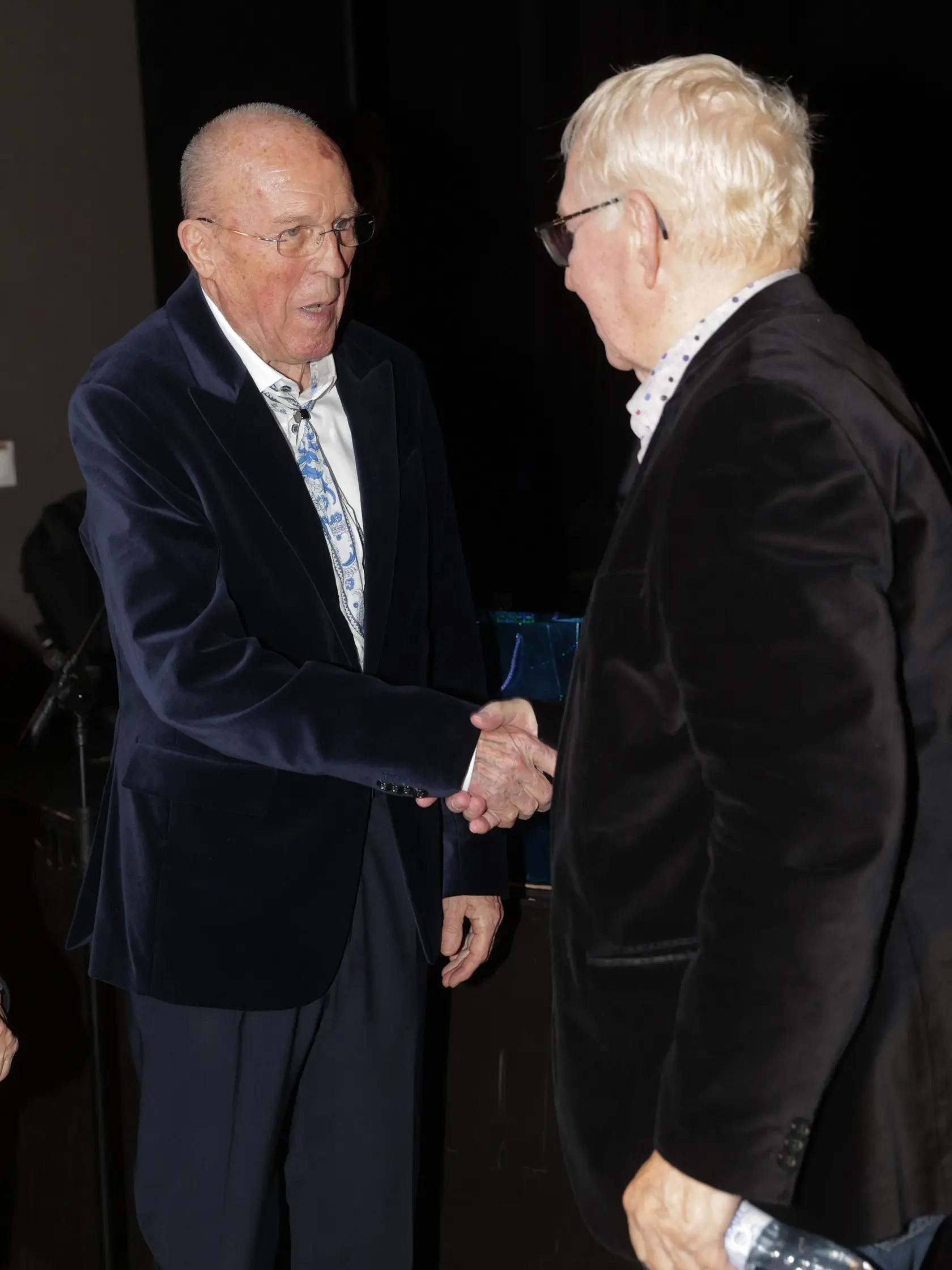 Herec Karol Čálik oslávil okrúhlu 80-ku po predstavení Mačky v divadle Nová Scéna. Na snímke gratulant - kardiológ Viliam Fischer.