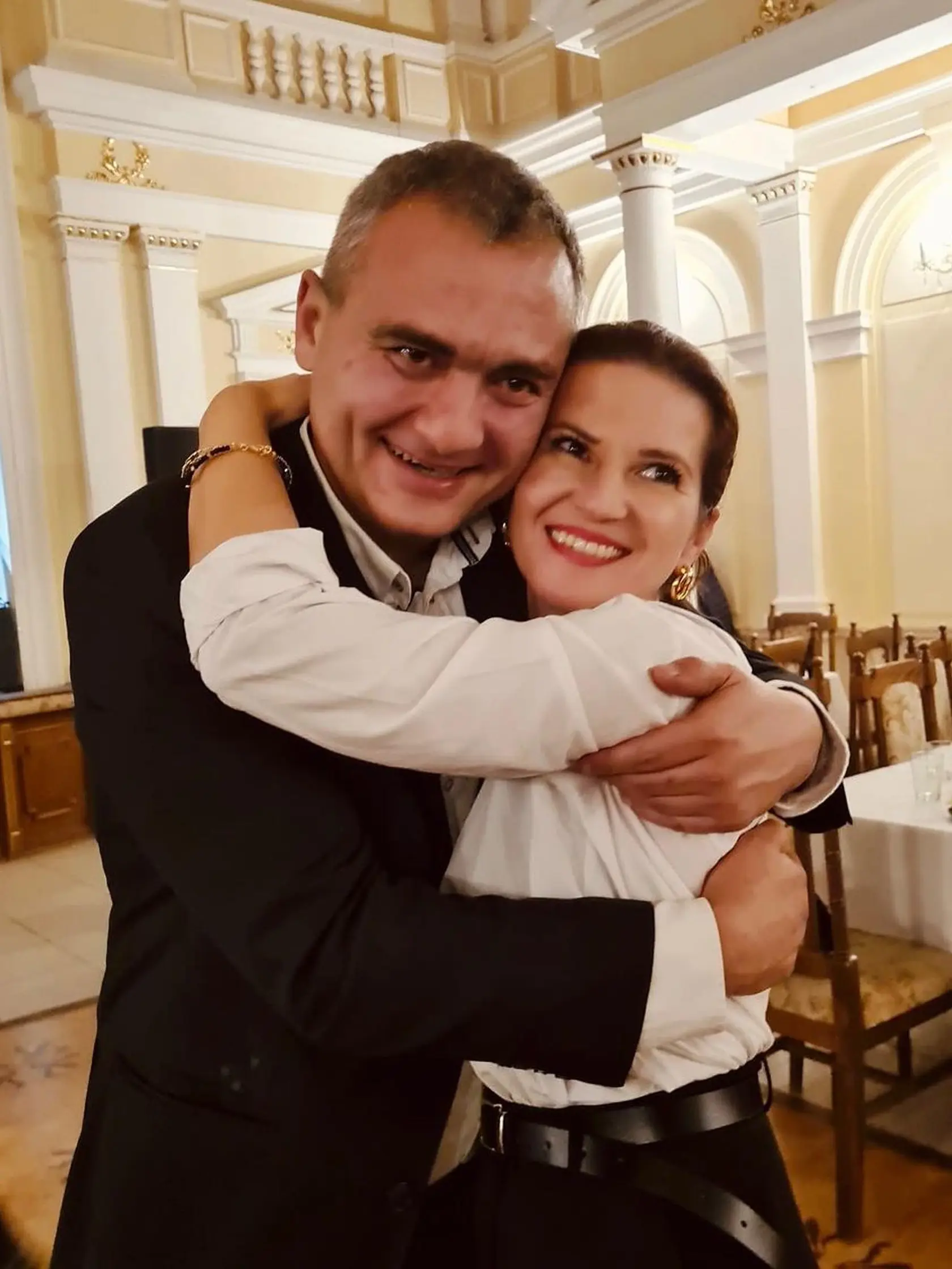 Viki po boku svojho manžela žiarí šťastím!