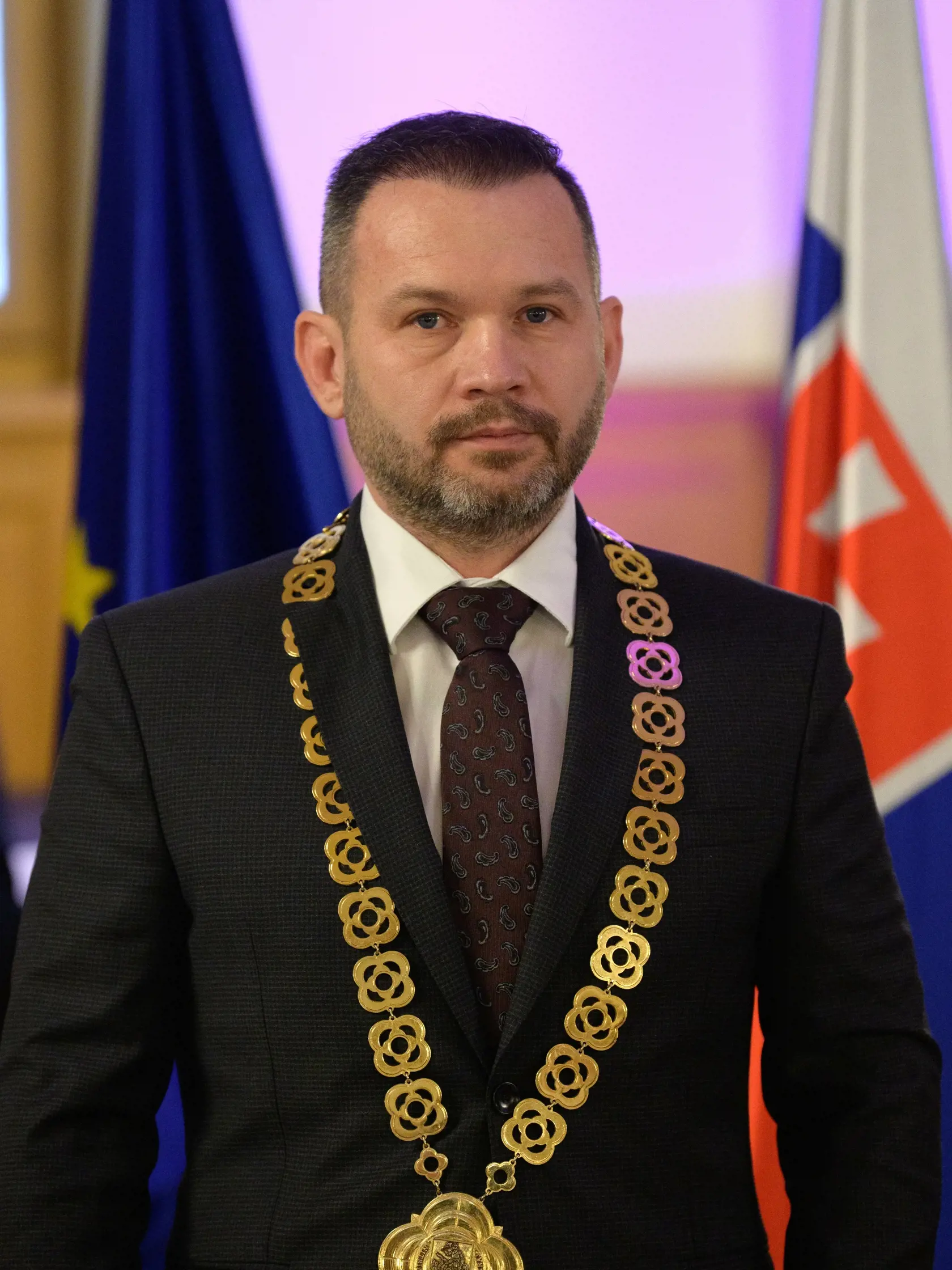 Na snímke uprostred nový predseda Nitrianskeho samosprávneho kraja (NSK) Branislav Becík (Hlas-SD, Sme rodina), ktorý zložil sľub a oficiálne sa ujal funkcie na ustanovujúcom zasadnutí krajského zastupiteľstva v Nitre v pondelok 28. novembra 2022. Svojich mandátov sa ujalo aj 54 poslancov Zastupiteľstva NSK. FOTO TASR - Henrich Mišovič