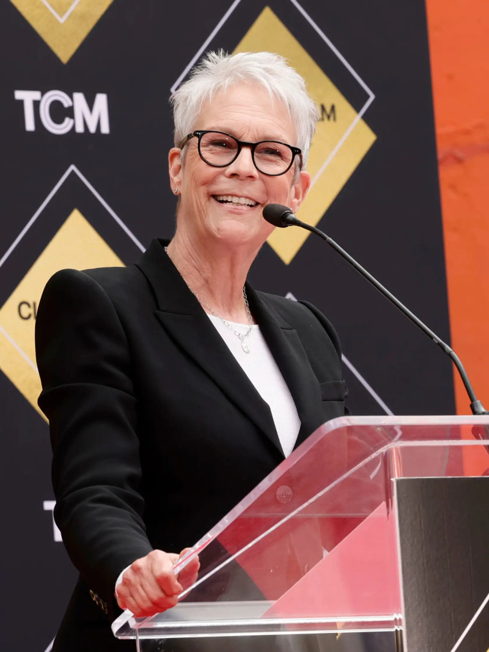 Jamie Lee Curtis starne s gráciu. Jej poznávacím znamením sú krátke vlasy.