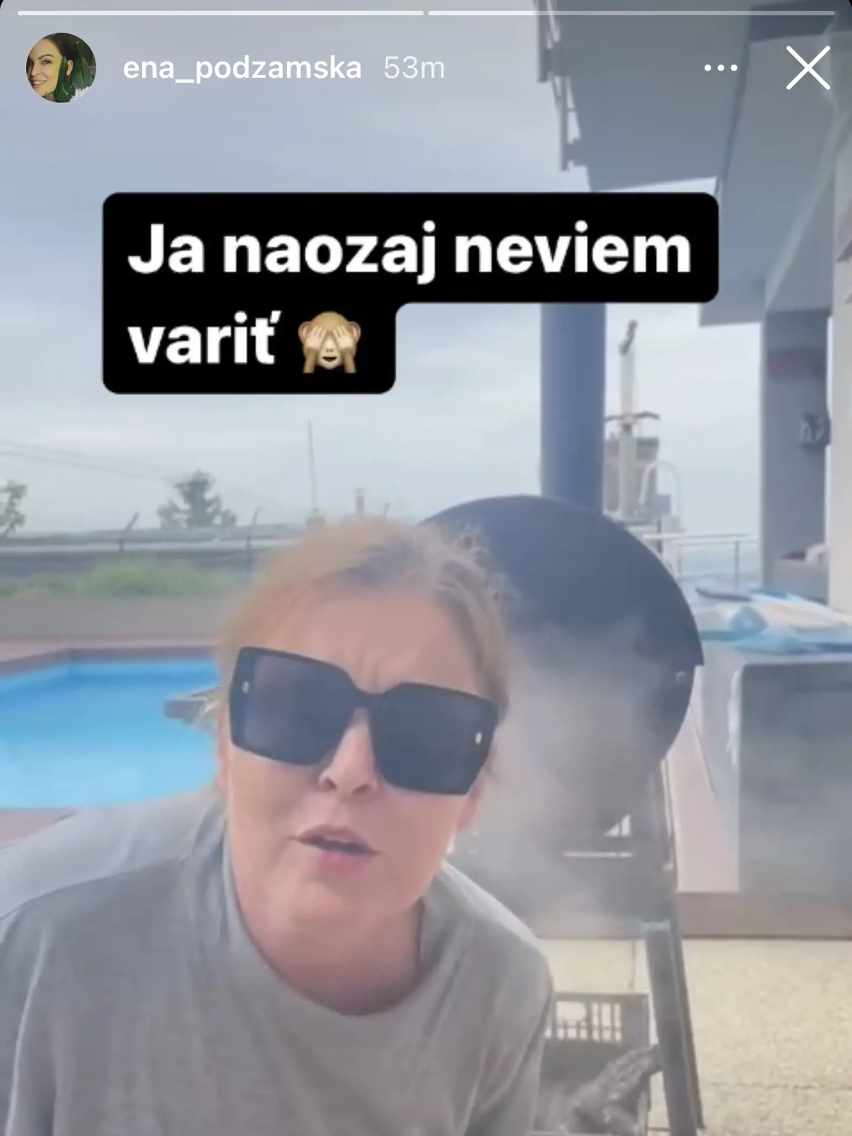 Herečka si najnovšie užívala krásne počasie. Na terase aj "kuchtila".