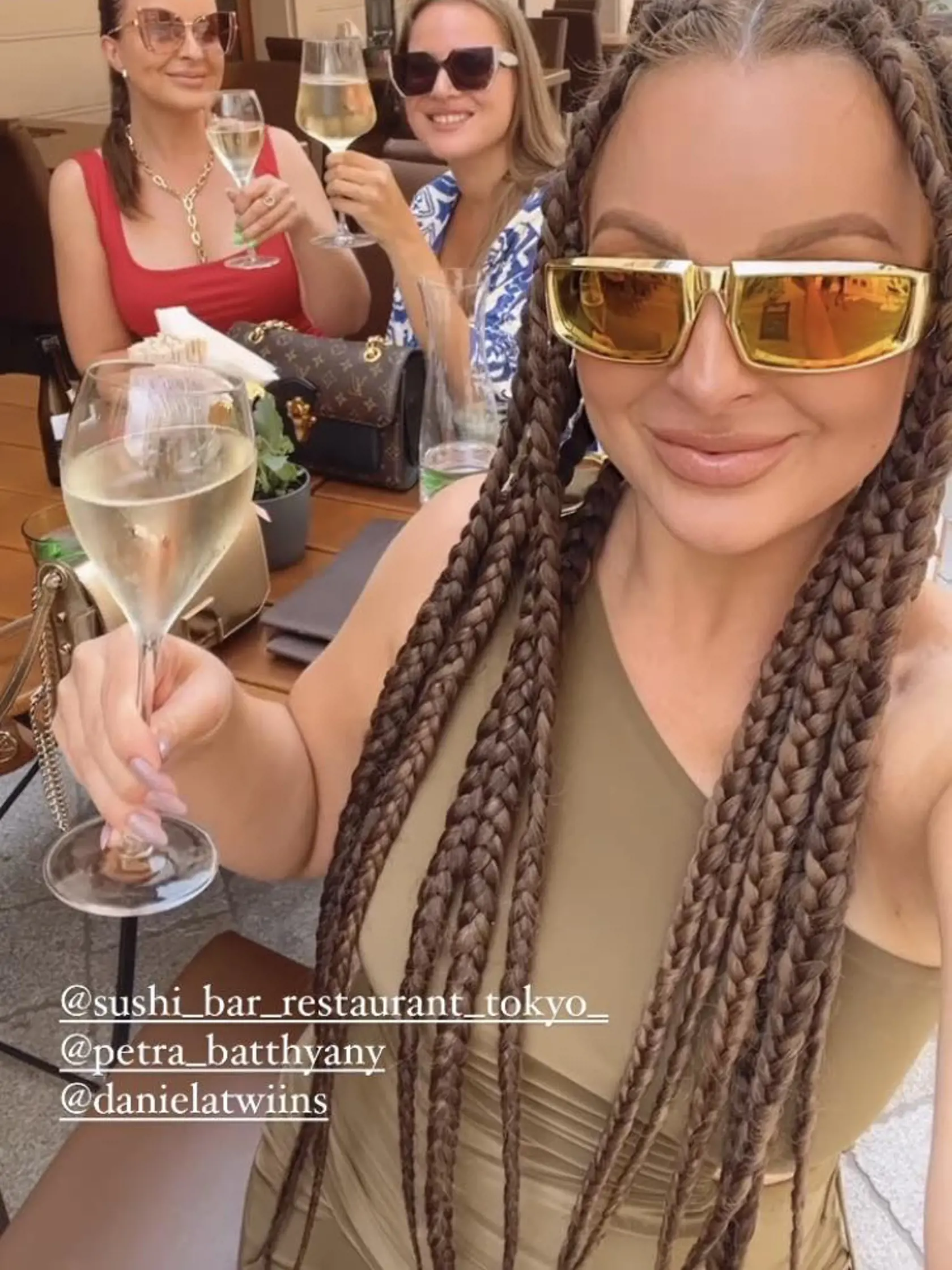 Deň pred párty si Daniela Nízlová (v červenom) užila večeru v centre Bratislavy.