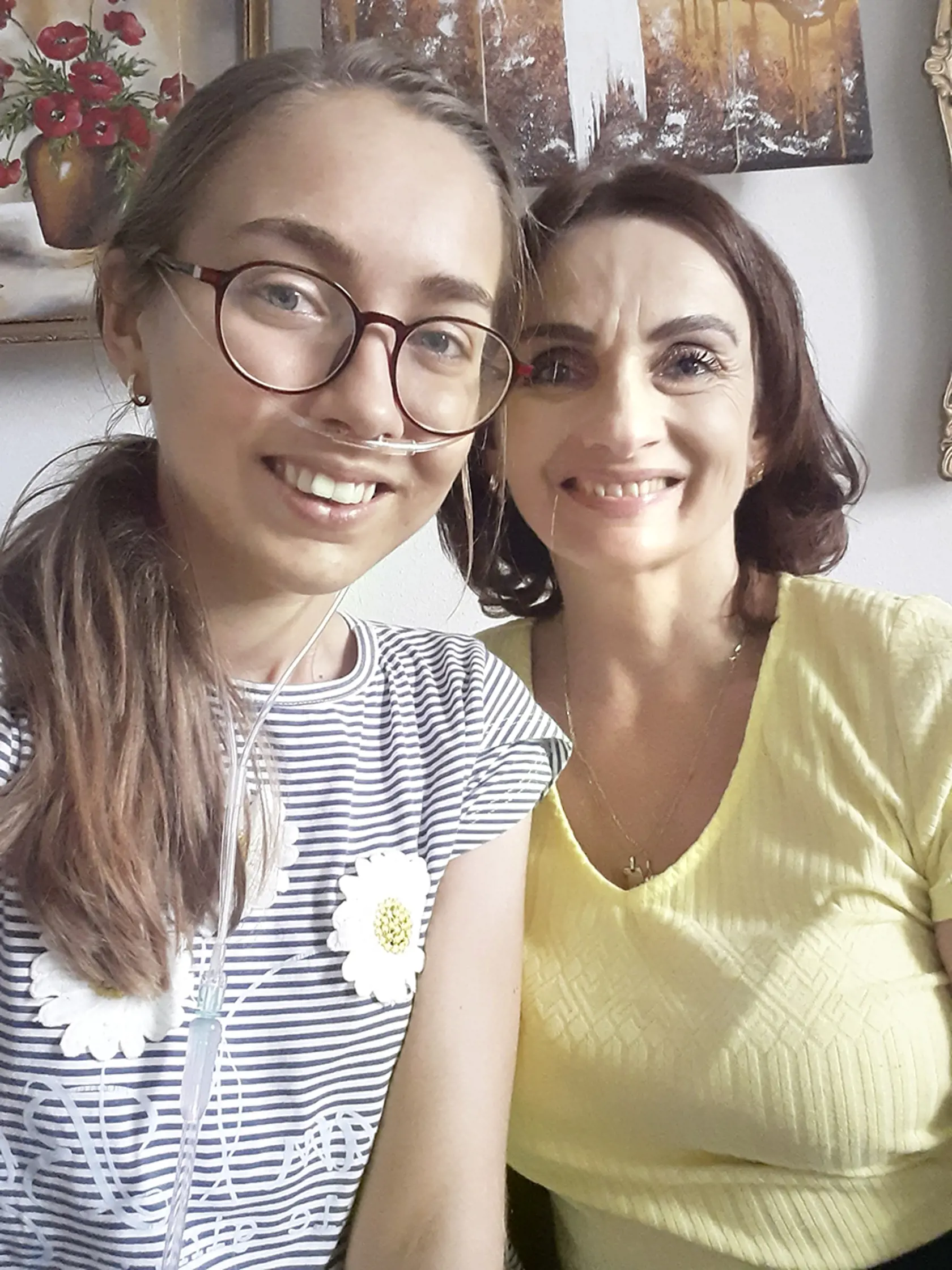 Maggie chce študovať na Vysokej škole výtvarných umení a raz učiť deti kresliť. Pri prvom stretnutí s Vierkou (na fotografii vľavo) jej darovala jeden z obrazov.