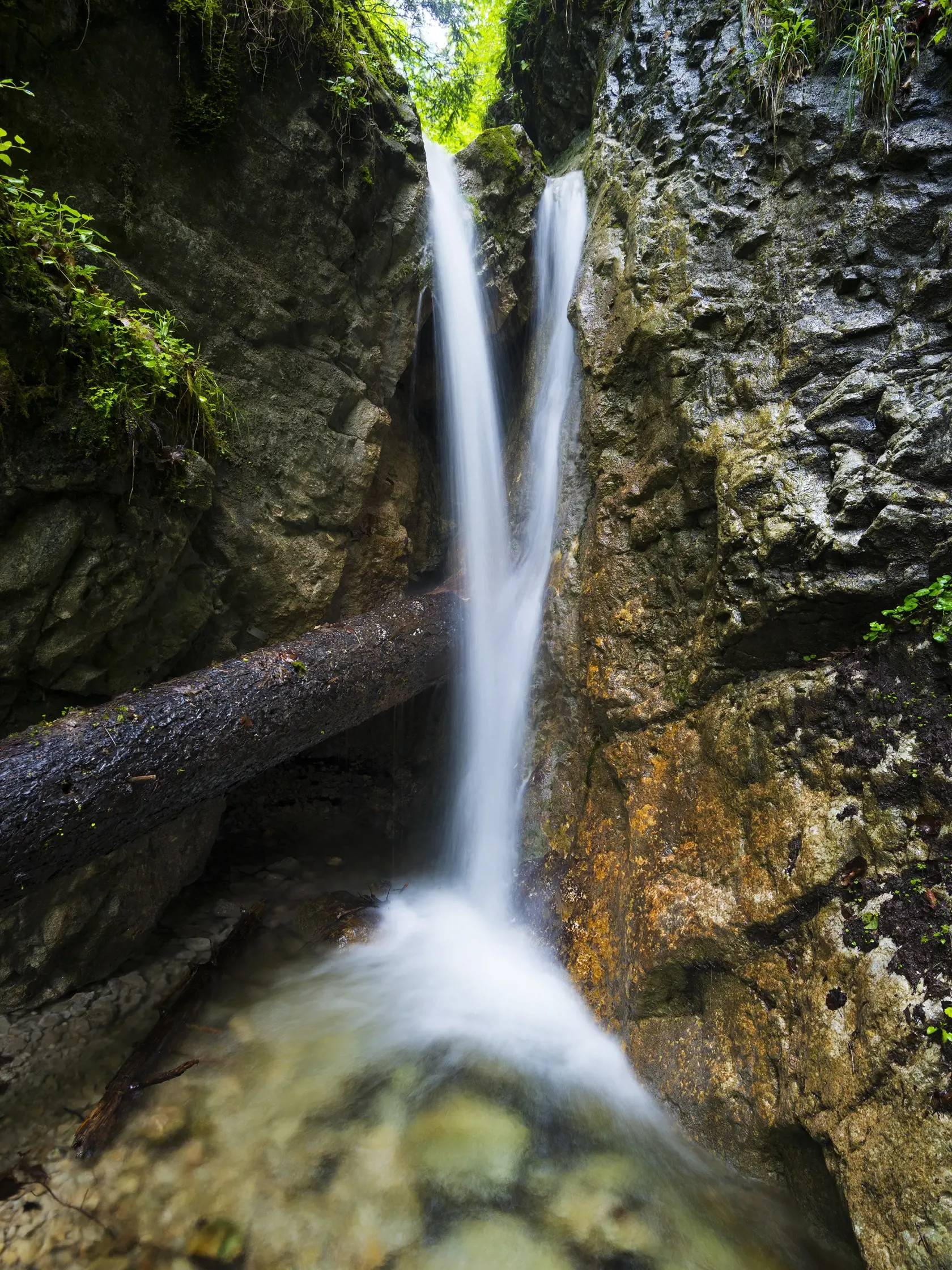 Biely potok, pravostranný prítok rieky Hornád v Prielome Hornádu, vytvoril úzku dolinu s názvom Tomášovská Belá. Úžinou Tomášovskej Belej vedie zelená turistická značka umožňujúca prechod NP Slovenský raj z juhu od Dediniek na sever. Závojový vodopád s výškou 75 m v Sokolej doline je najvyšším vodopádom NP Slovenský kras. Sokolia dolina sa považuje za najpríkrejšiu roklinu Slovenského raja. Vodopády v rokline sa prekonávajú sústavou rebríkov a mostov, vedie tadiaľ jednosmerná žltá turistická cesta.