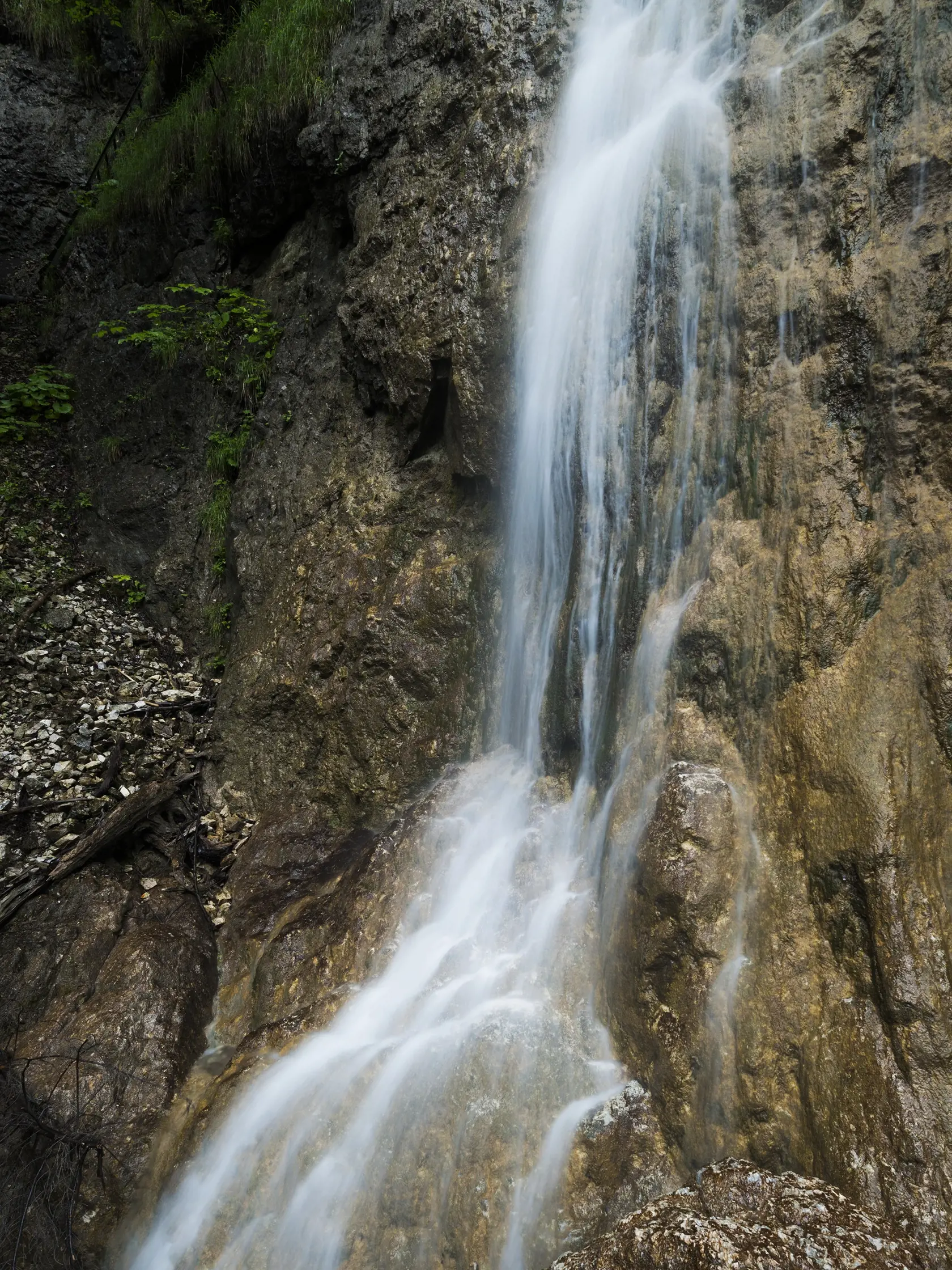 Biely potok, pravostranný prítok rieky Hornád v Prielome Hornádu, vytvoril úzku dolinu s názvom Tomášovská Belá. Úžinou Tomášovskej Belej vedie zelená turistická značka umožňujúca prechod NP Slovenský raj z juhu od Dediniek na sever. Závojový vodopád s výškou 75 m v Sokolej doline je najvyšším vodopádom NP Slovenský kras. Sokolia dolina sa považuje za najpríkrejšiu roklinu Slovenského raja. Vodopády v rokline sa prekonávajú sústavou rebríkov a mostov, vedie tadiaľ jednosmerná žltá turistická cesta.