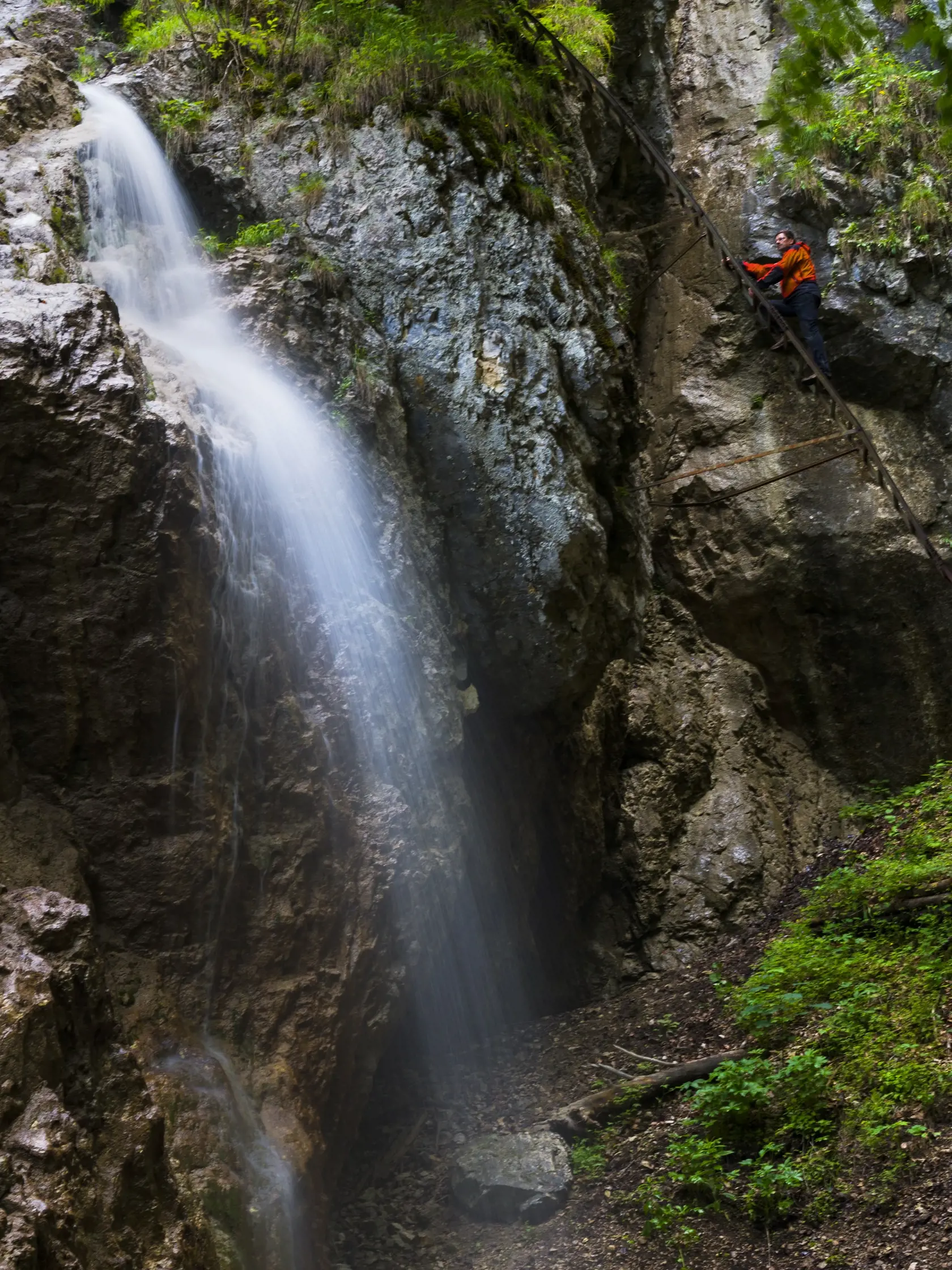 Biely potok, pravostranný prítok rieky Hornád v Prielome Hornádu, vytvoril úzku dolinu s názvom Tomášovská Belá. Úžinou Tomášovskej Belej vedie zelená turistická značka umožňujúca prechod NP Slovenský raj z juhu od Dediniek na sever. Závojový vodopád s výškou 75 m v Sokolej doline je najvyšším vodopádom NP Slovenský kras. Sokolia dolina sa považuje za najpríkrejšiu roklinu Slovenského raja. Vodopády v rokline sa prekonávajú sústavou rebríkov a mostov, vedie tadiaľ jednosmerná žltá turistická cesta.