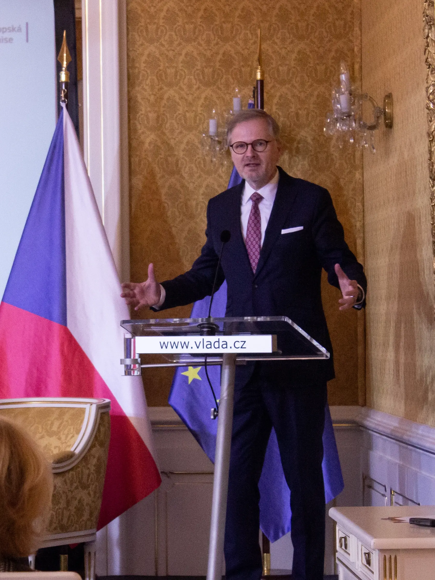 Na účte Fialu a tiež koalície SPOLU sa objavili falošné príspevky, napríklad informácie o údajnom útoku Rusov na české jednotky pri Kaliningrade. Premiérova hovorkyňa Lucie Michut Ješátková neskôr potvrdila, že príspevok bol podvrh a po niekoľkých minútach z účtu zmizol.