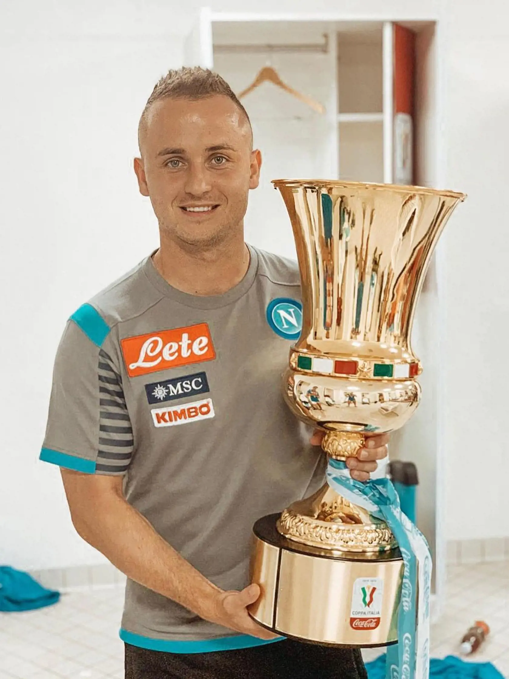 Aj Lobotka si vychutnal triumf Neapola v Coppa Italia a odfotil sa s víťaznou trofejou.