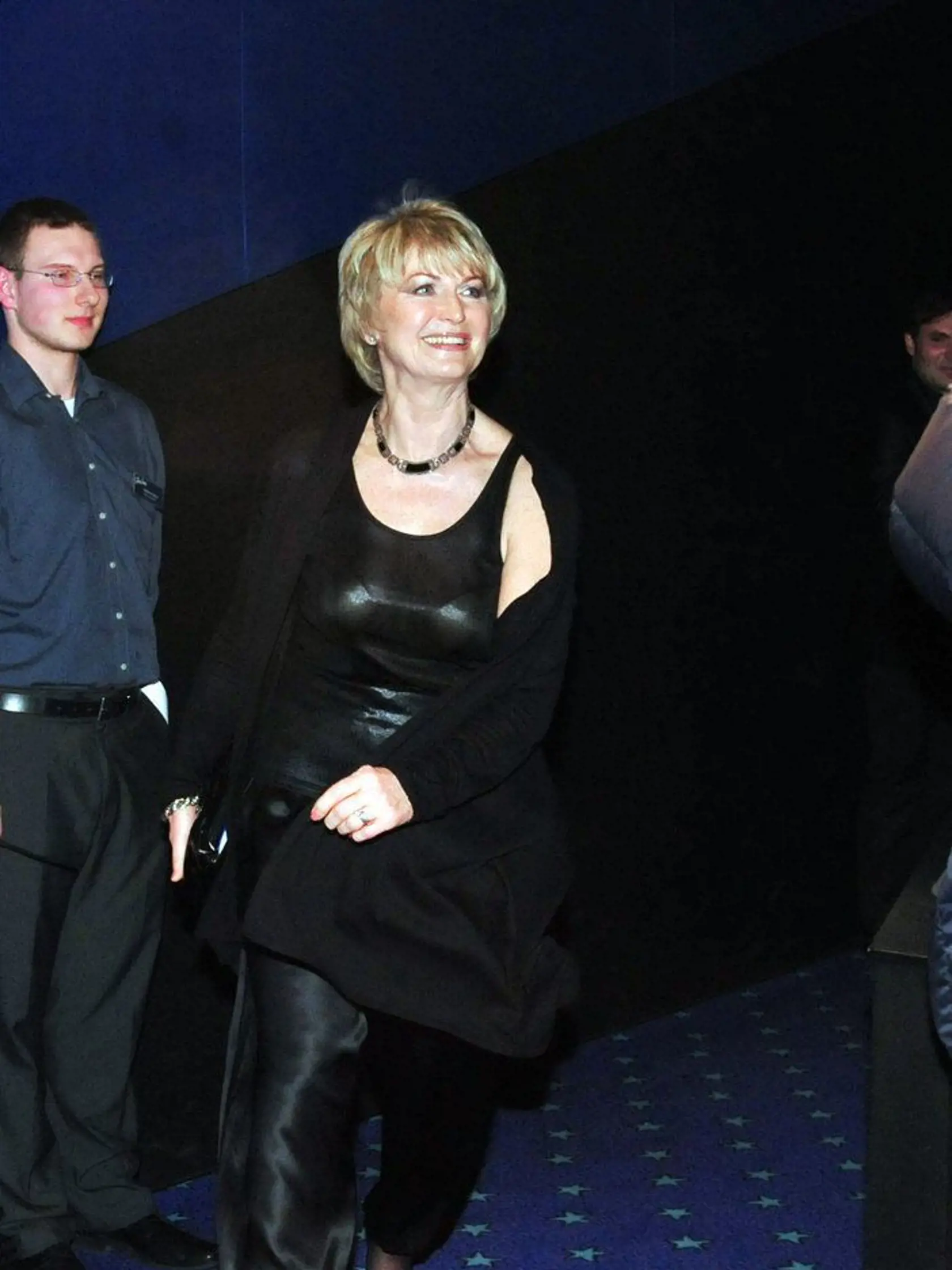 Filmová premiéra, Praha, březen 2010 - Na slavnostní uvedení Vejdělkova snímku Ženy v pokušení, kde hraje velmi svéráznou a velmi sexy babičku Vilmu, si Balzerová oblékla lesklý top, saténové kalhoty a ruce kryla rozevlátým hábitem. Je to decentně elegantní, dostatečně ženské, náhrdelník ve stylu art deco skvělý. Bohužel totéž nelze říci o stažených nohavicích do gumy a špatně zvolených, příliš dámských lodičkách.