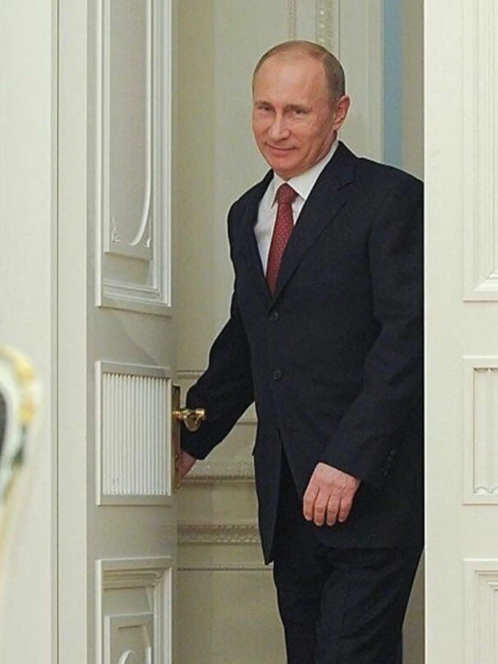 Ruský prezident Vladimir Putin (70) sa poriadne strápnil. Počas novoročného prejavu sa totiž prezentoval ako veľký vodca armády po boku svojich vojakov. Nakoniec však vysvitlo, že jeho bojovníci sú platení herci, ktorí sa len na vojakov doslova hrajú.