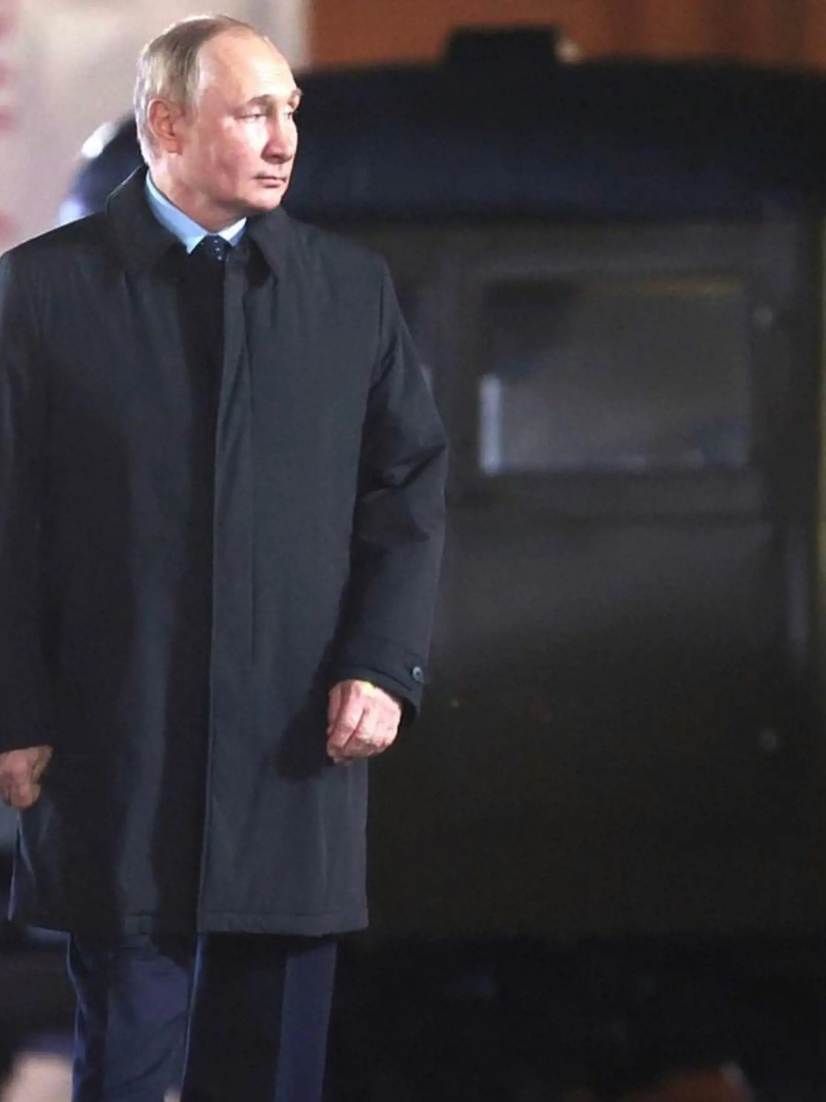 Ruský prezident Vladimir Putin (70) sa poriadne strápnil. Počas novoročného prejavu sa totiž prezentoval ako veľký vodca armády po boku svojich vojakov. Nakoniec však vysvitlo, že jeho bojovníci sú platení herci, ktorí sa len na vojakov doslova hrajú.
