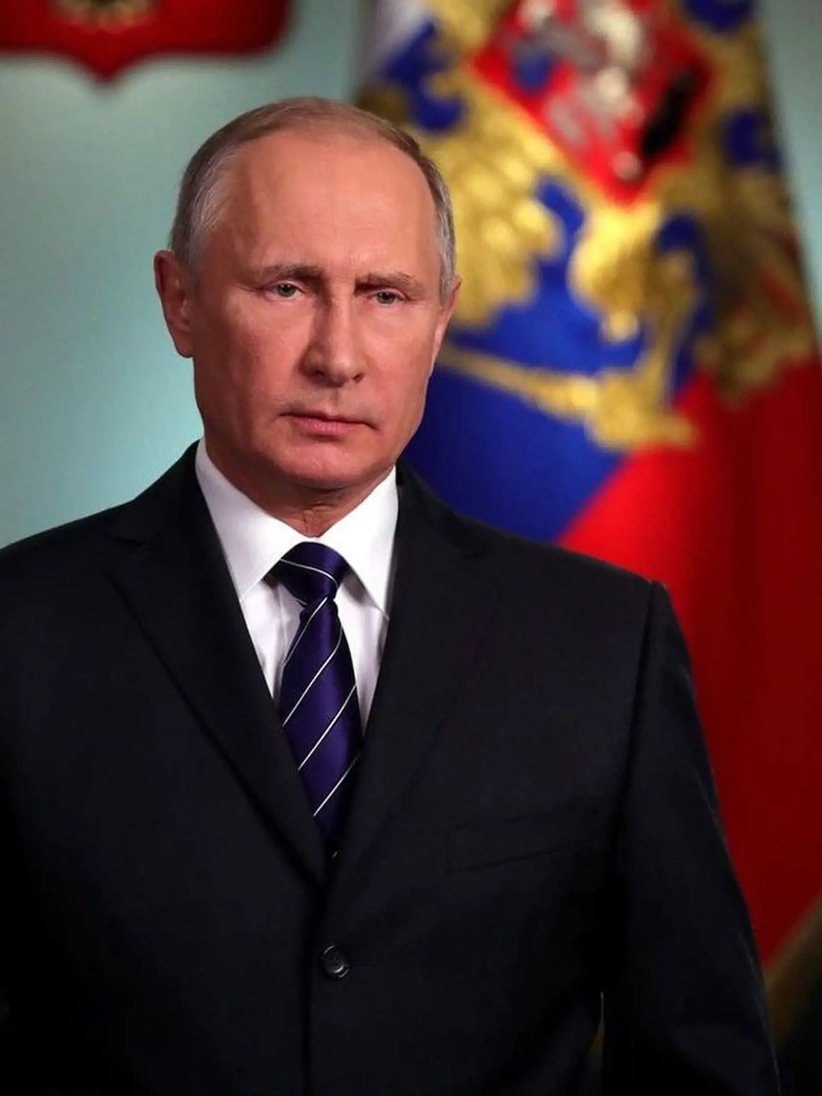 Ruský prezident Vladimir Putin (70) sa poriadne strápnil. Počas novoročného prejavu sa totiž prezentoval ako veľký vodca armády po boku svojich vojakov. Nakoniec však vysvitlo, že jeho bojovníci sú platení herci, ktorí sa len na vojakov doslova hrajú.