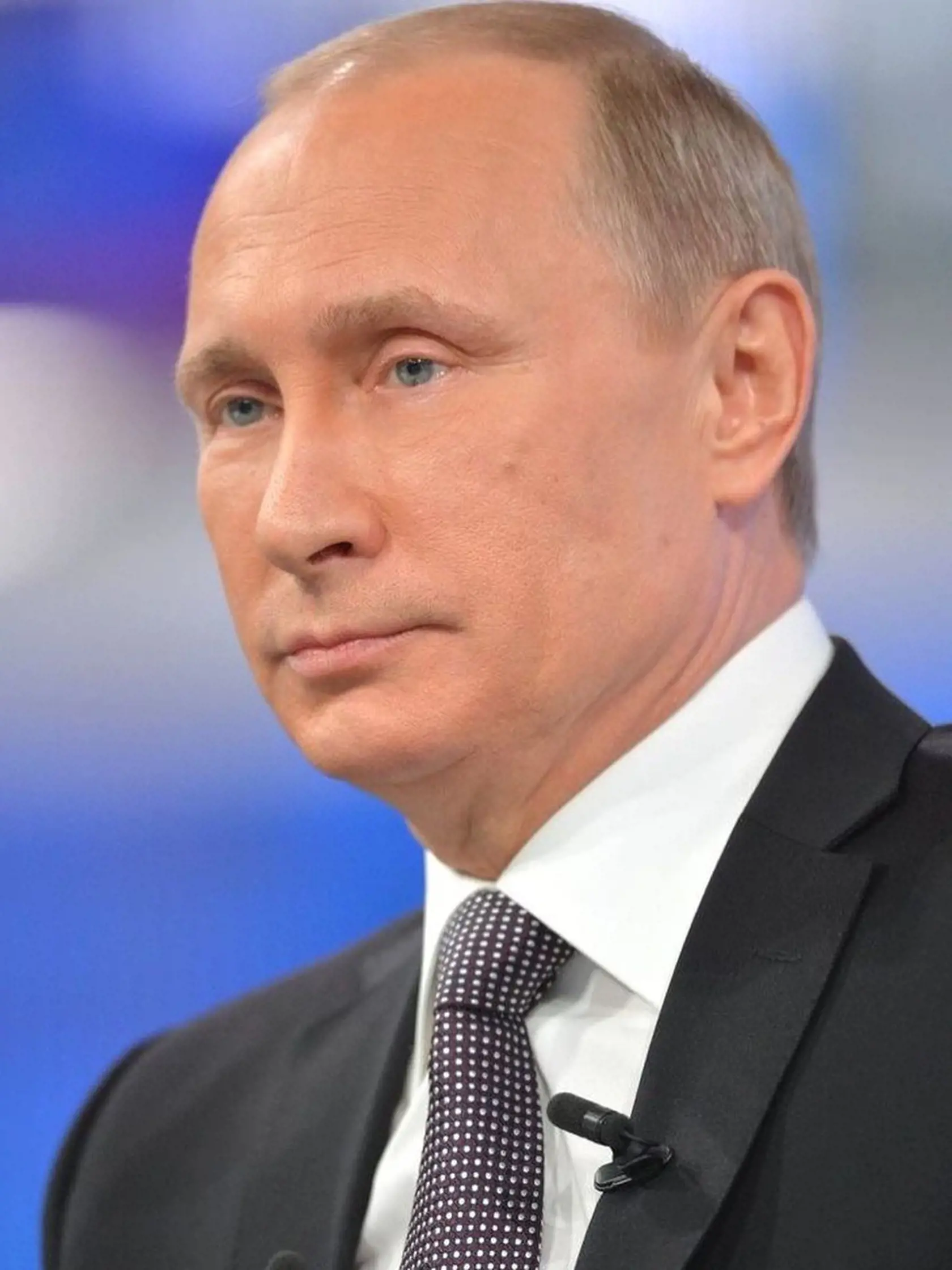 Ruský prezident Vladimir Putin (70) sa poriadne strápnil. Počas novoročného prejavu sa totiž prezentoval ako veľký vodca armády po boku svojich vojakov. Nakoniec však vysvitlo, že jeho bojovníci sú platení herci, ktorí sa len na vojakov doslova hrajú.