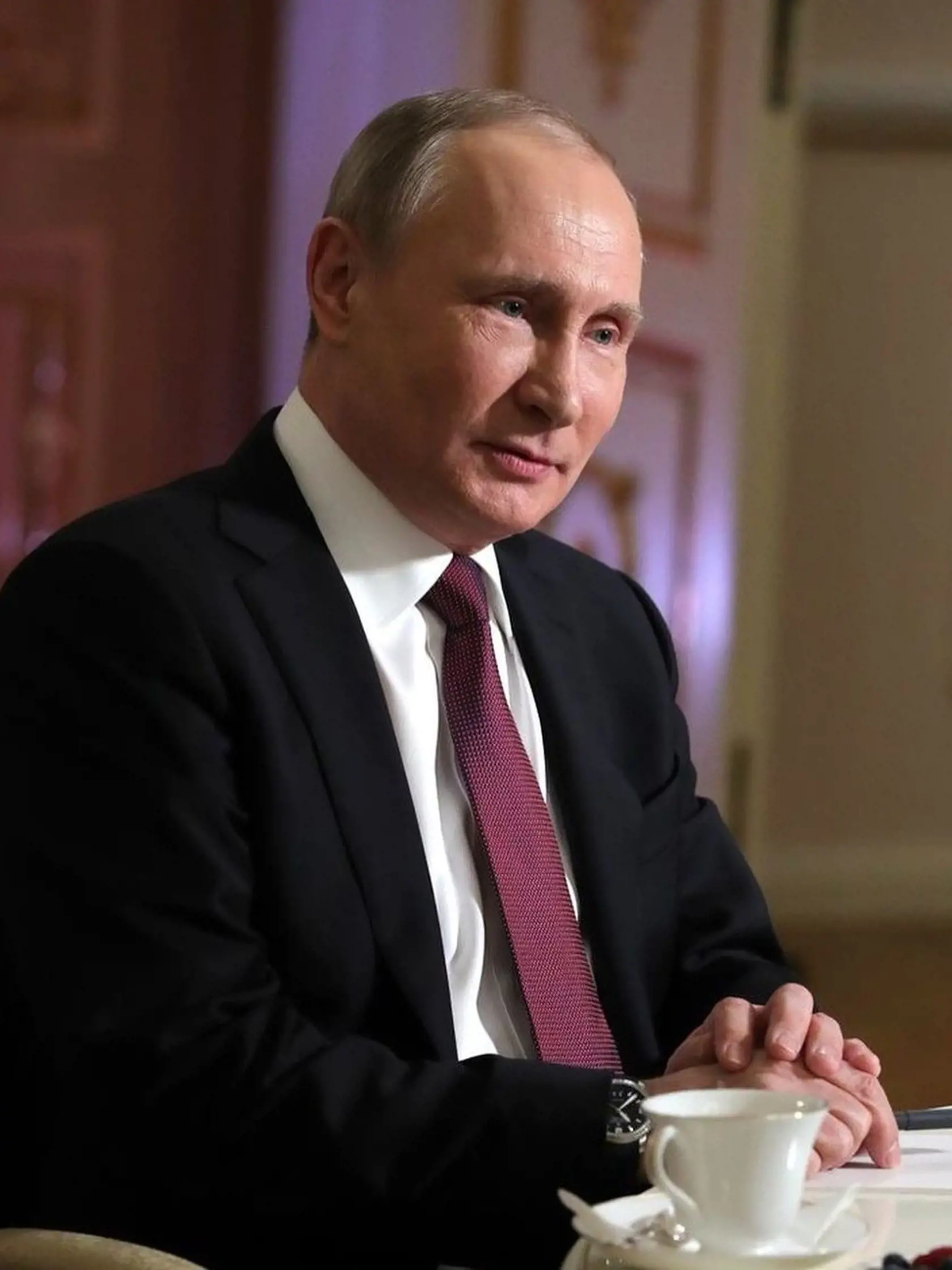 Ruský prezident Vladimir Putin (70) sa poriadne strápnil. Počas novoročného prejavu sa totiž prezentoval ako veľký vodca armády po boku svojich vojakov. Nakoniec však vysvitlo, že jeho bojovníci sú platení herci, ktorí sa len na vojakov doslova hrajú.